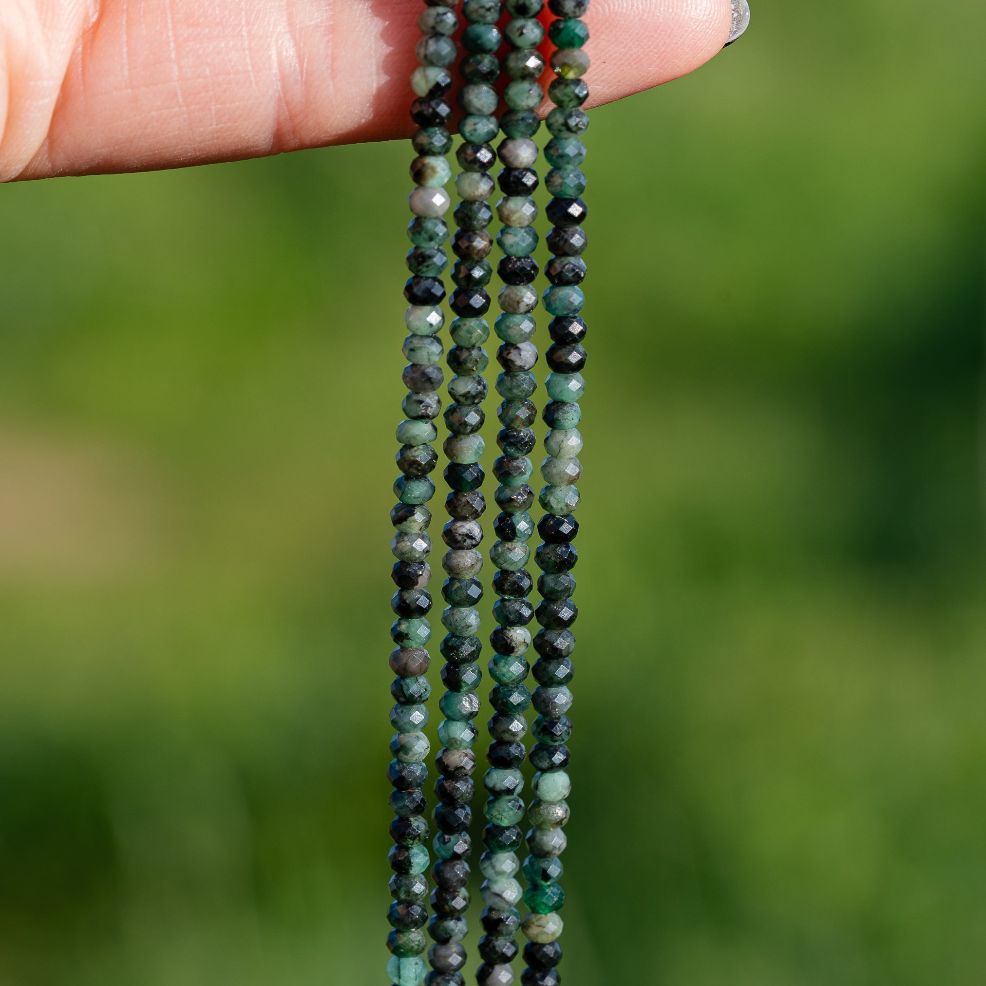 Perles rondelles facettes en Émeraude de 3,5 x 2,2 mm ( 1/2 rang de env 80 perles )