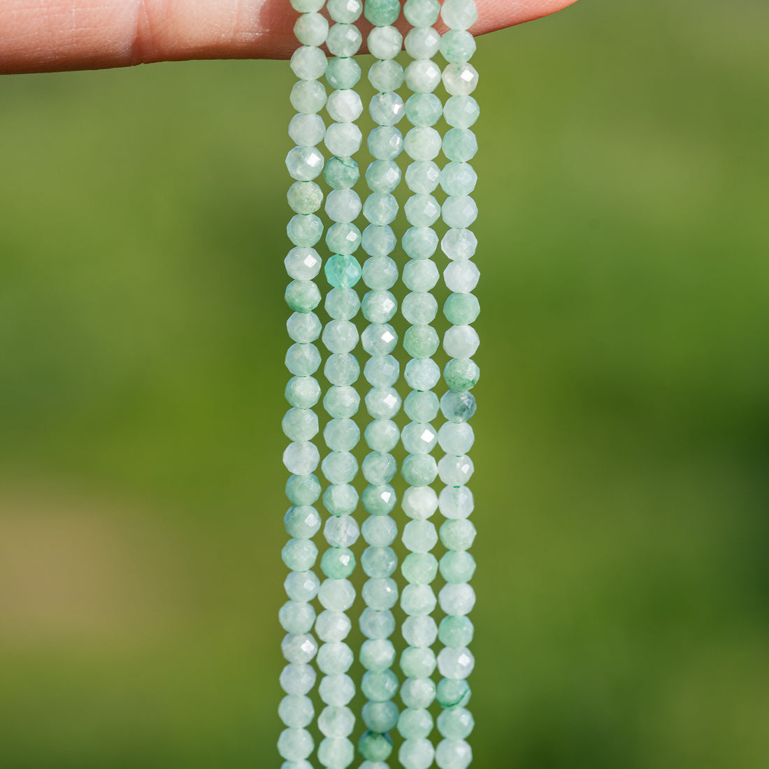 Perles rondes facettes de Jadéite de Birmanie de 3 mm ( rang de env 140 perles )