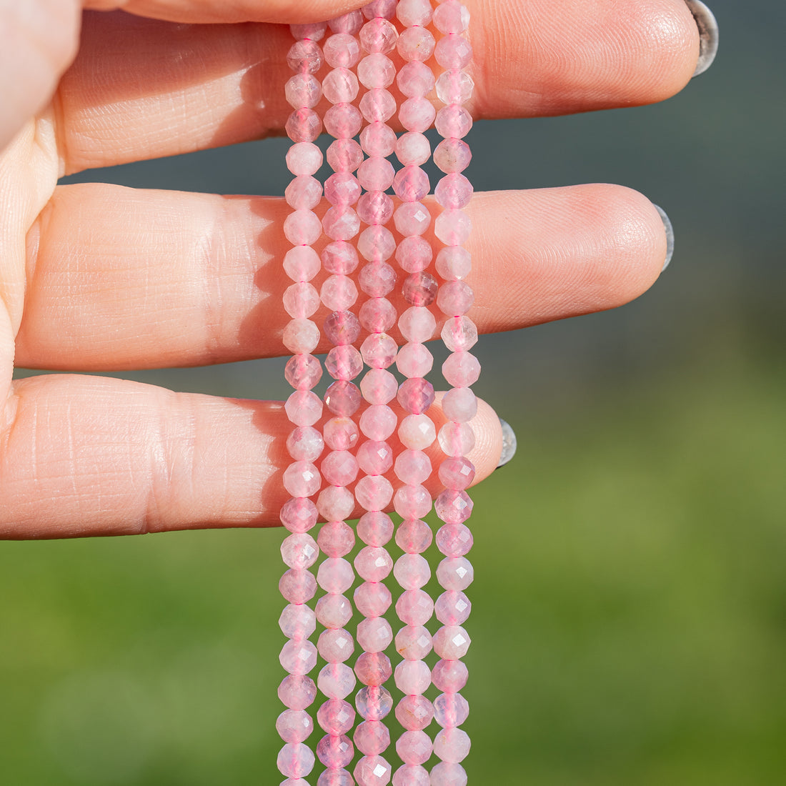 Perles rondes facettes de Quartz rose de Madagascar de 4 mm ( rang de env 104 perles )