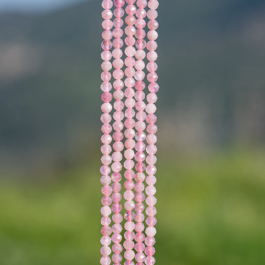 Perles rondes facettes de Quartz rose de Madagascar de 4 mm ( rang de env 104 perles )
