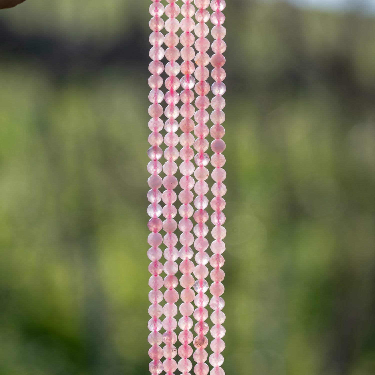 Perles rondes facettes de Quartz rose de Madagascar de 4 mm ( rang de env 104 perles )