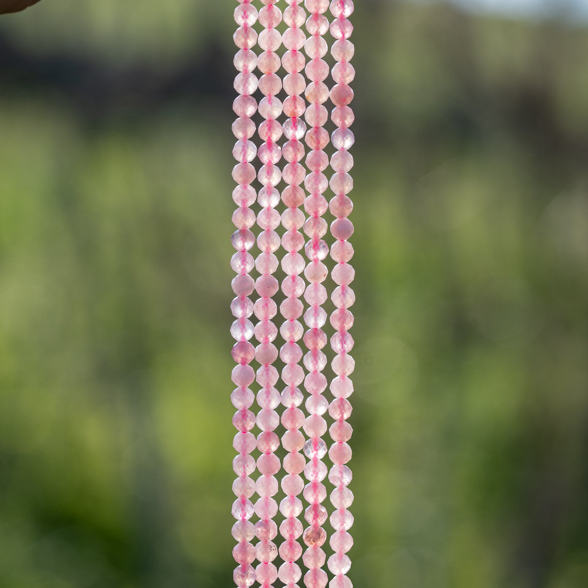 Perles rondes facettes de Quartz rose de Madagascar de 4 mm ( rang de env 104 perles )