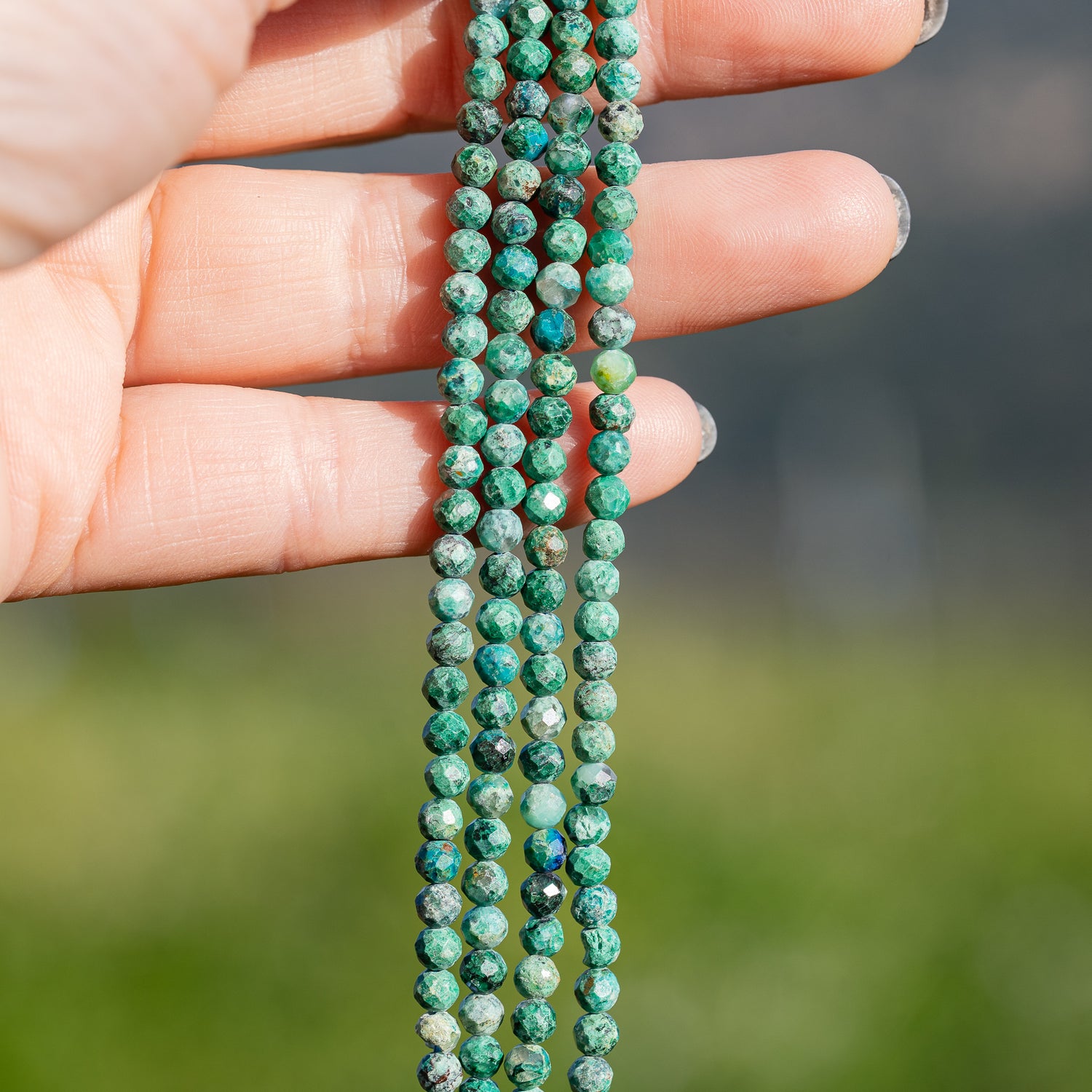 Perles rondes facettes de Chrysocolle de 4 mm ( 1/2 rang de env 49 perles )