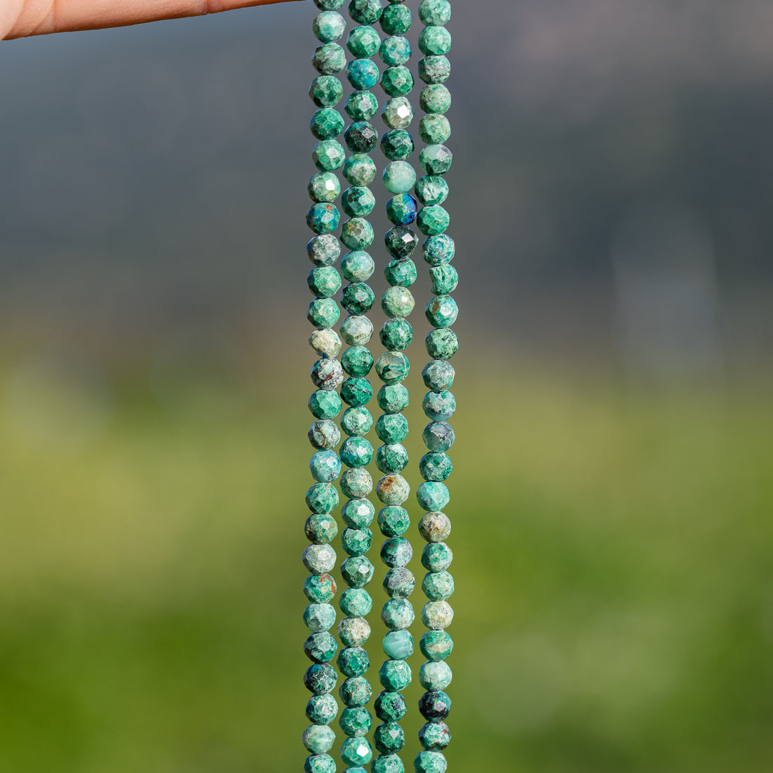 Perles rondes facettes de Chrysocolle de 4 mm ( 1/2 rang de env 49 perles )