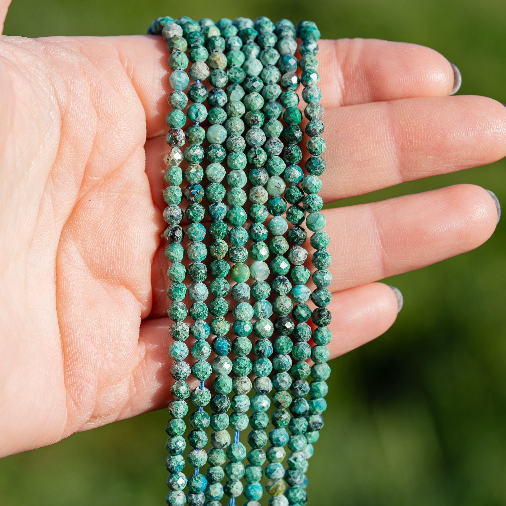 Perles rondes facettes de Chrysocolle de 4 mm ( 1/2 rang de env 49 perles )