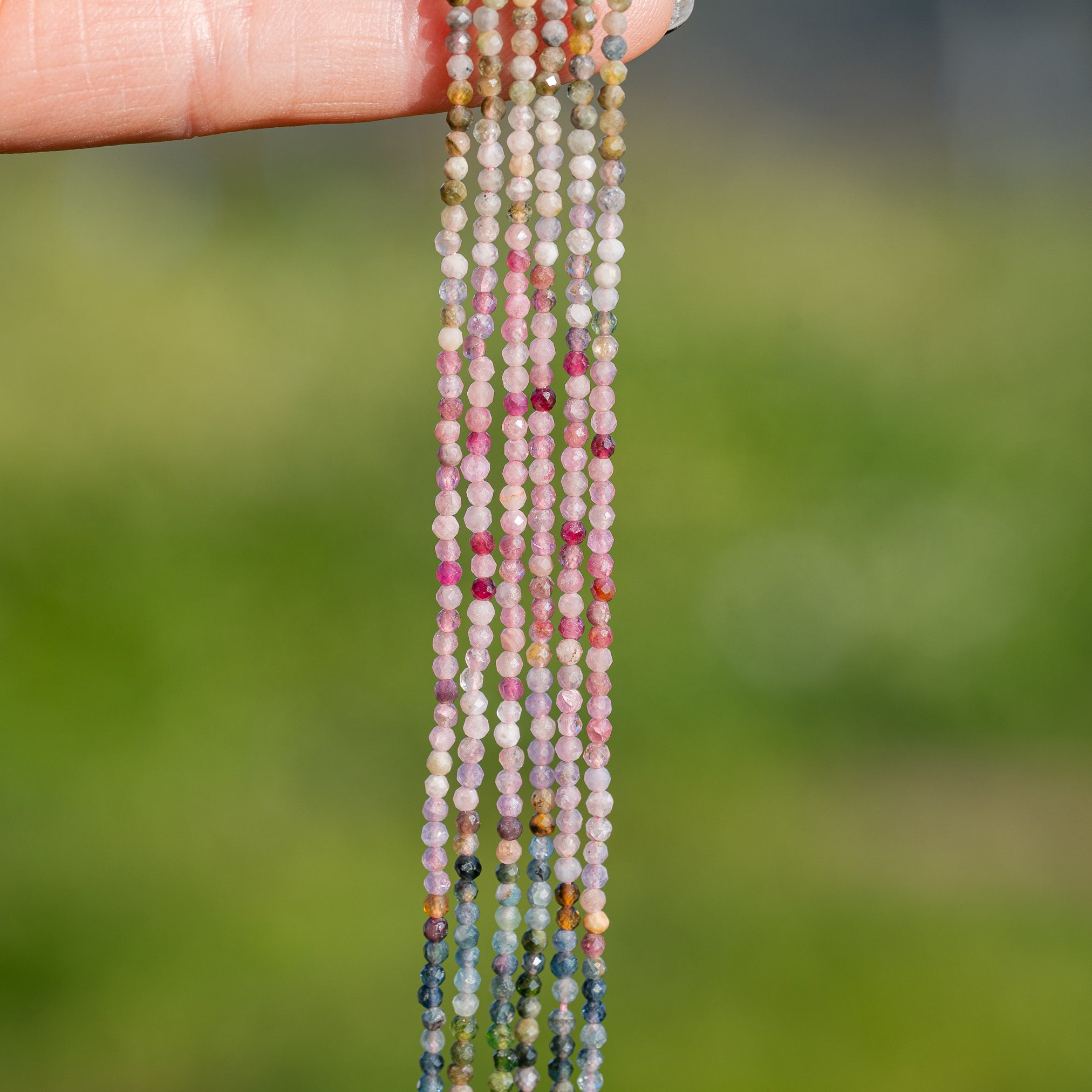 Petites perles rondes facettes de Tourmaline multicolore de 2 mm ( rang de env 200 perles )