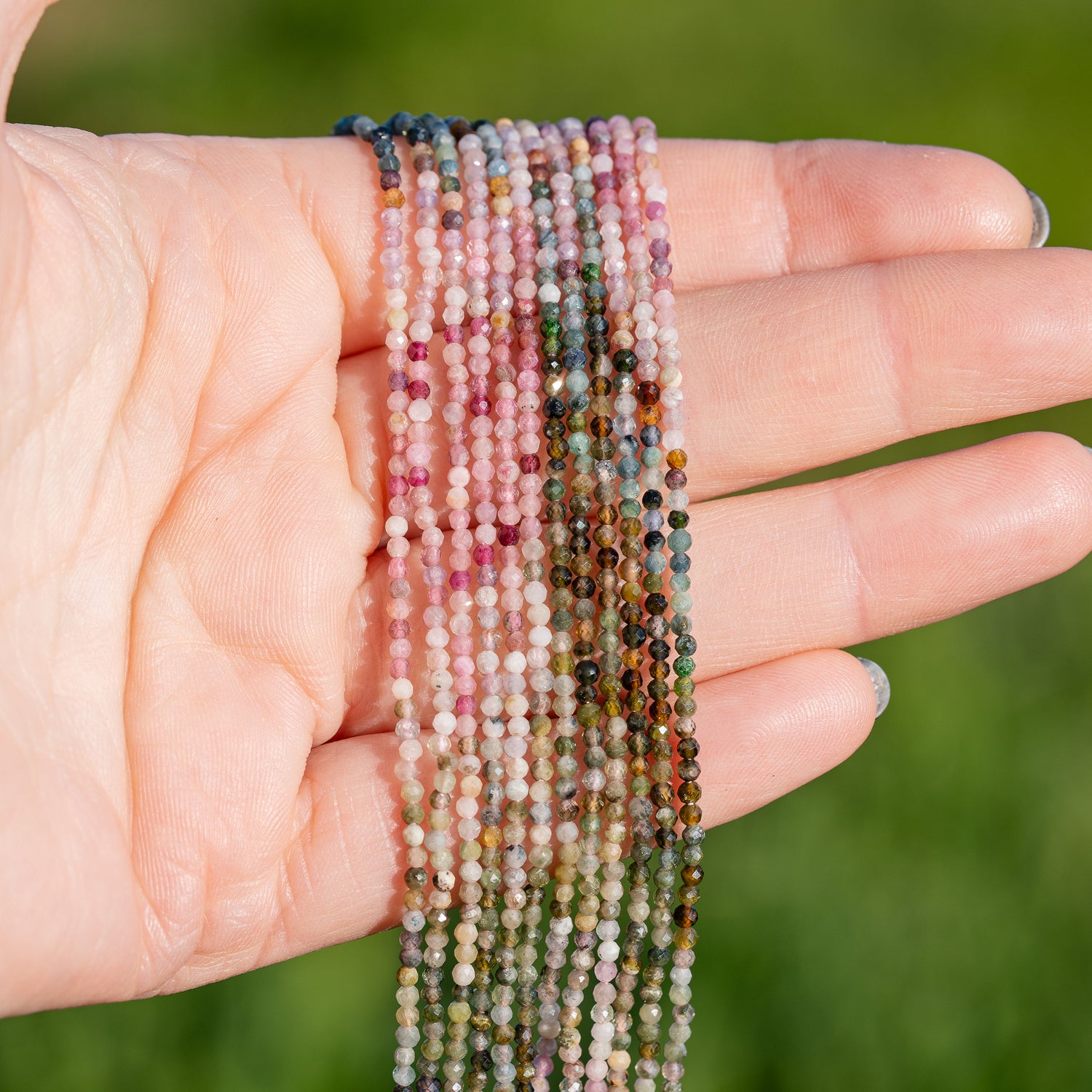 Petites perles rondes facettes de Tourmaline multicolore de 2 mm ( rang de env 200 perles )