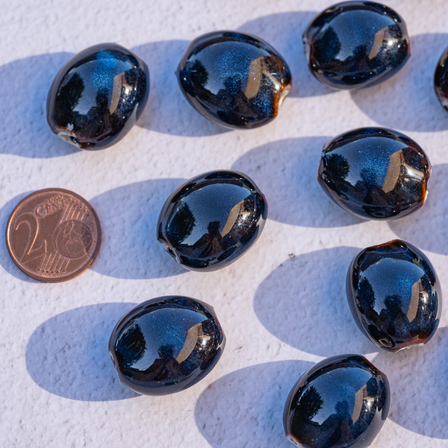 Perles ovales en porcelaine bleu nuit de env 21 mm ( à l&