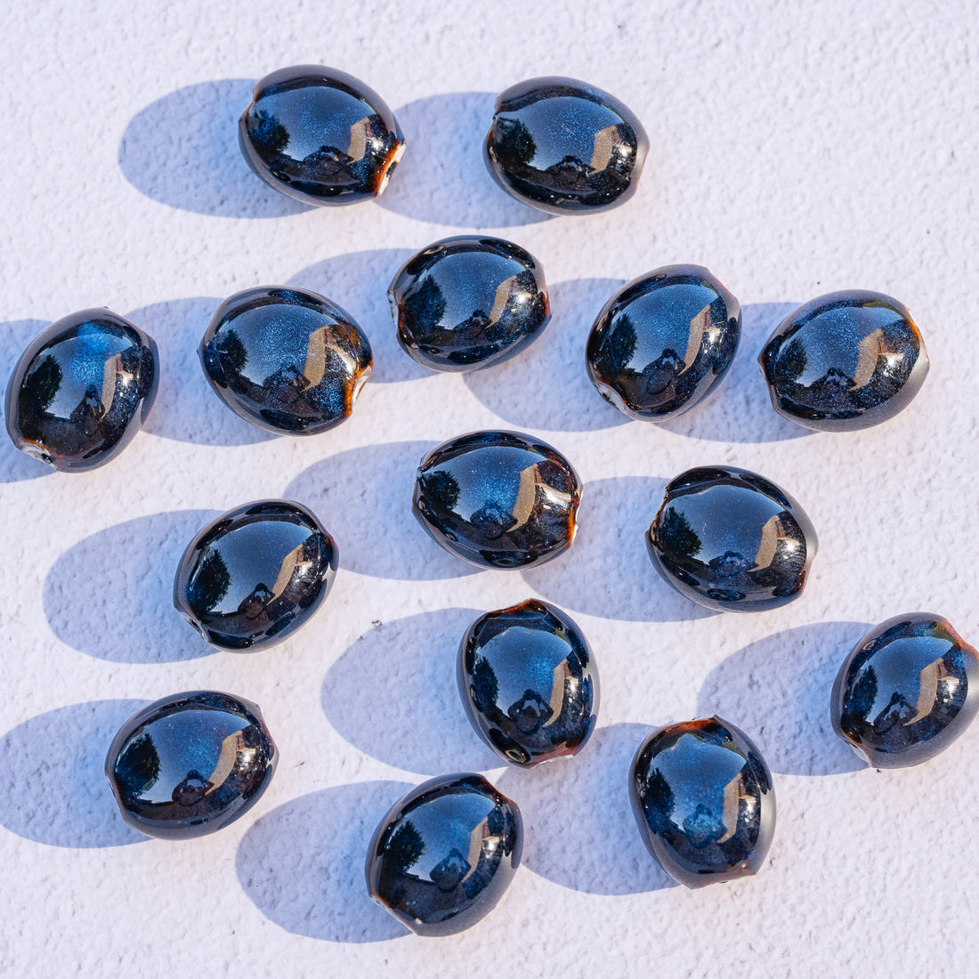 Perles ovales en porcelaine bleu nuit de env 21 mm ( à l&