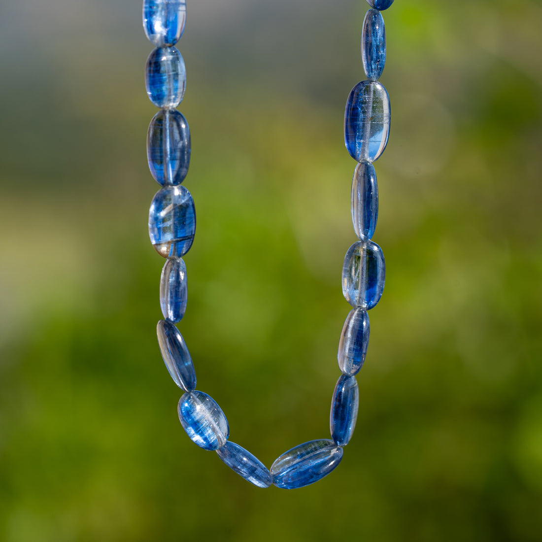 Fil de env 42 cm de perles ovales lisses de Cyanite bleue de env 7,5 à 11 mm