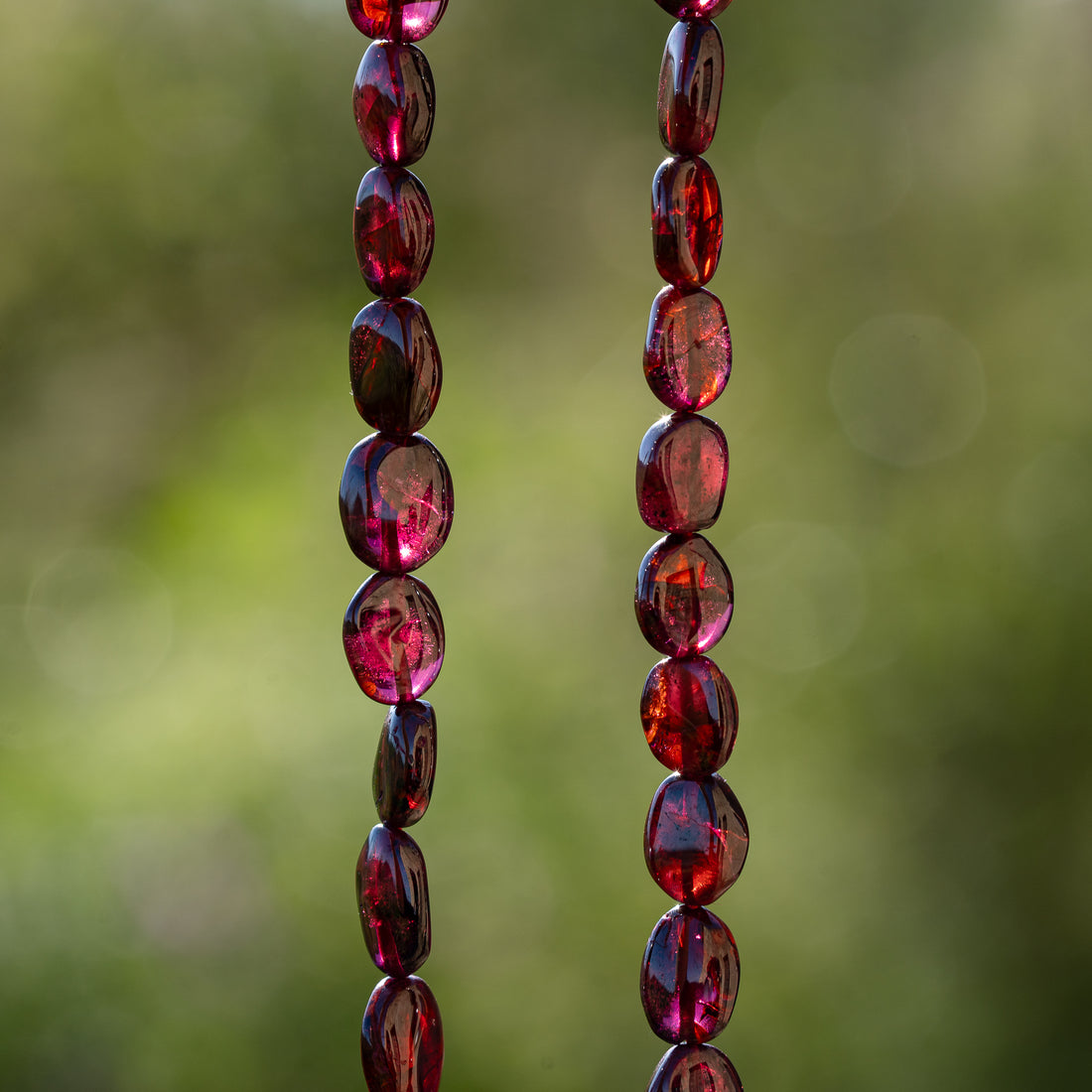 Fil de env 37 cm de perles ovales plates lisses de Grenat Rhodolite de env 7 à 12 mm