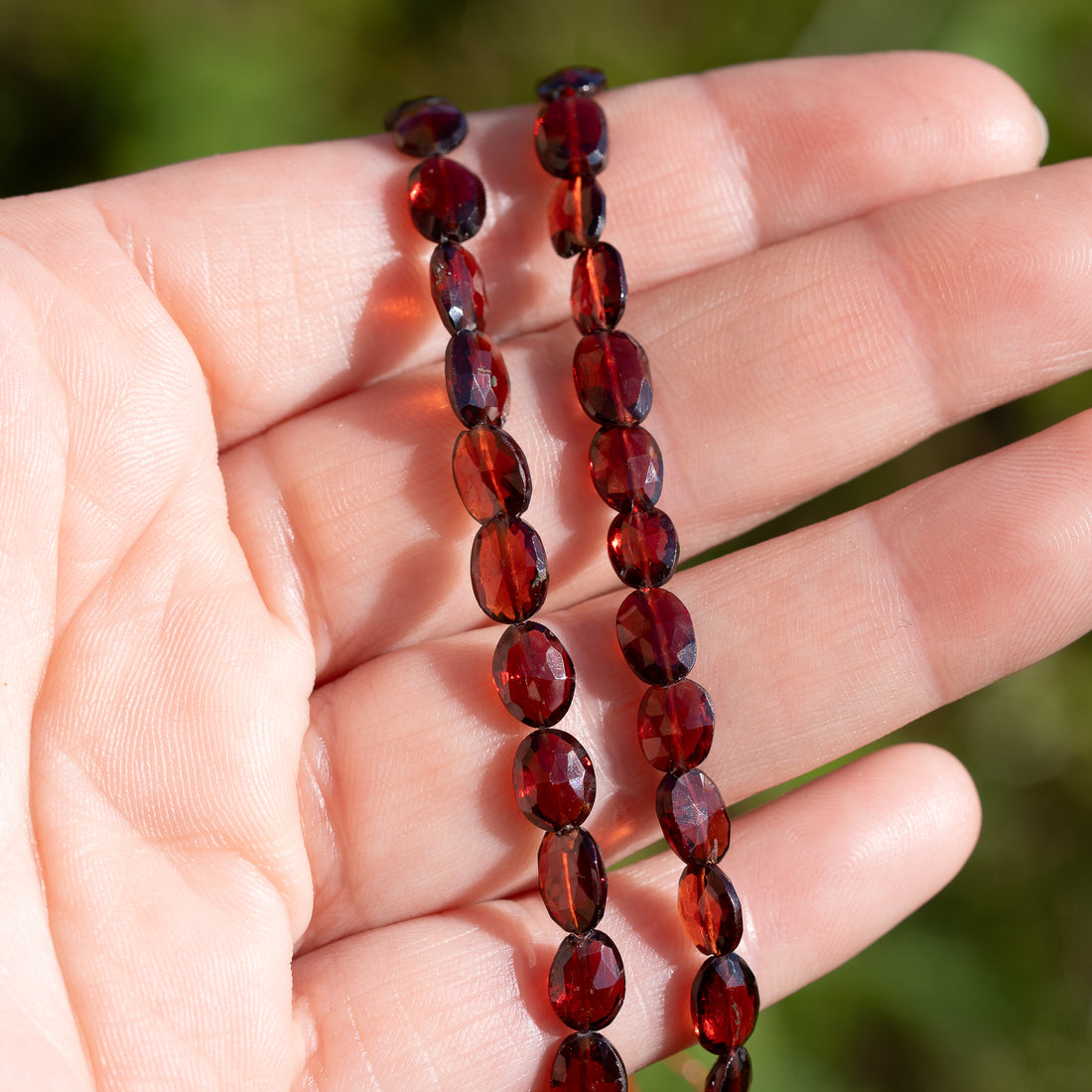 Perles ovales facettes de Grenat almandin de env 6/7 mm ( lot de 2 )