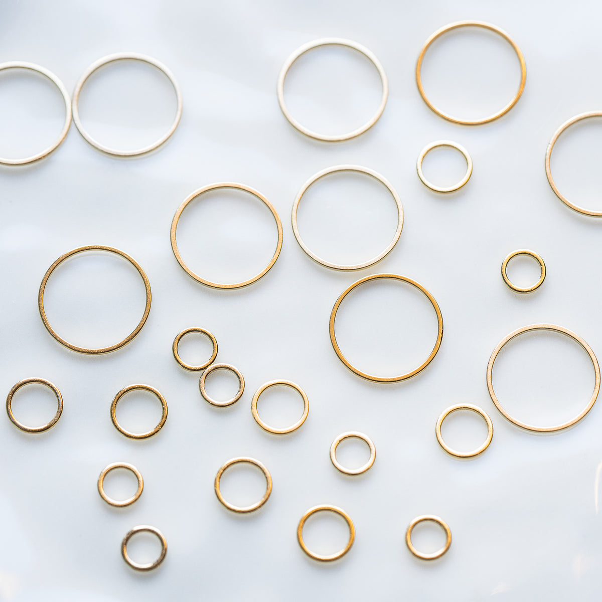 Anneaux fermés connecteurs ronds lisses en laiton plaqué or 24k de 8, 10 et 20 mm ( à l&