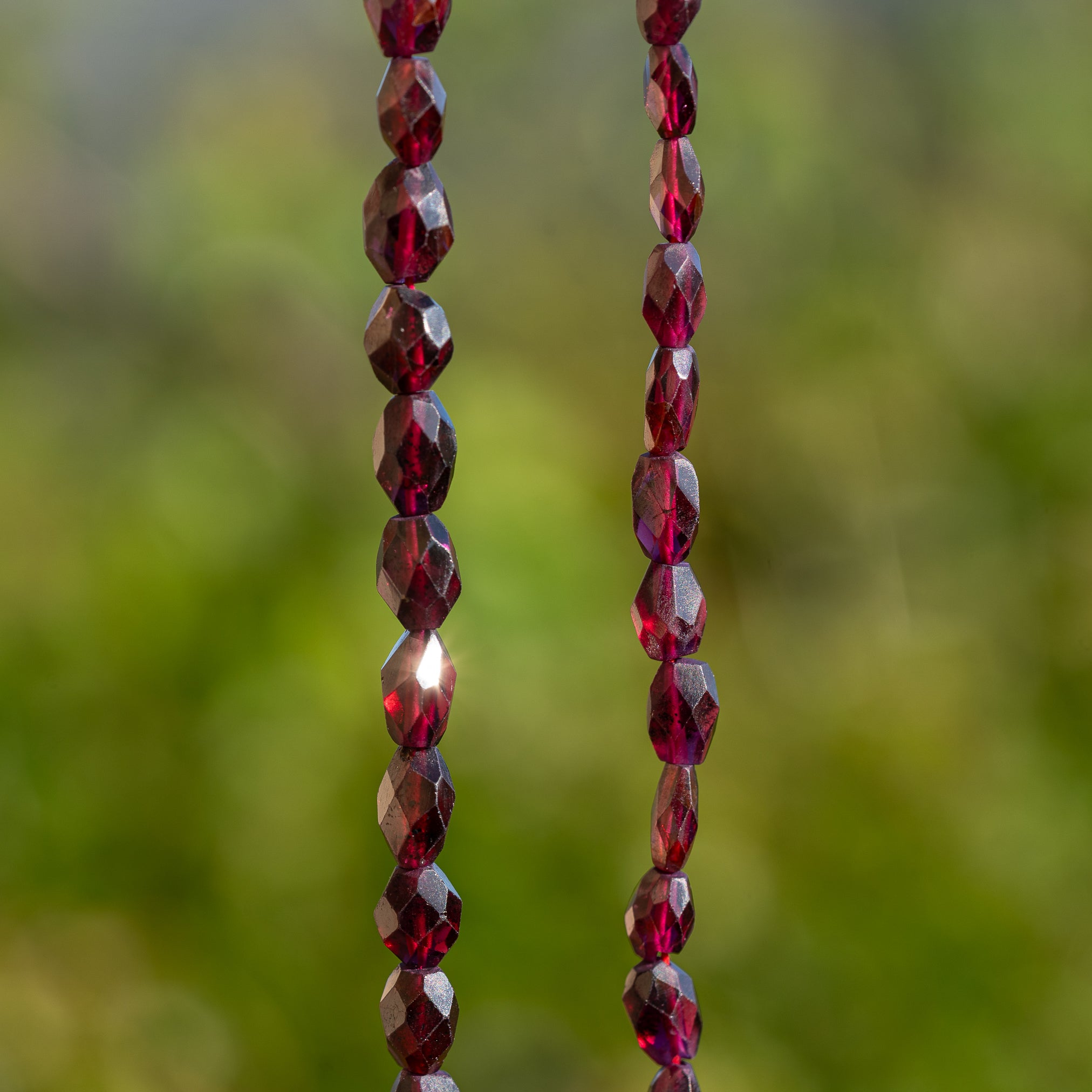 Perles pépites ovales facettes de Grenat almandin de env 8/11 mm ( lot de 2 )