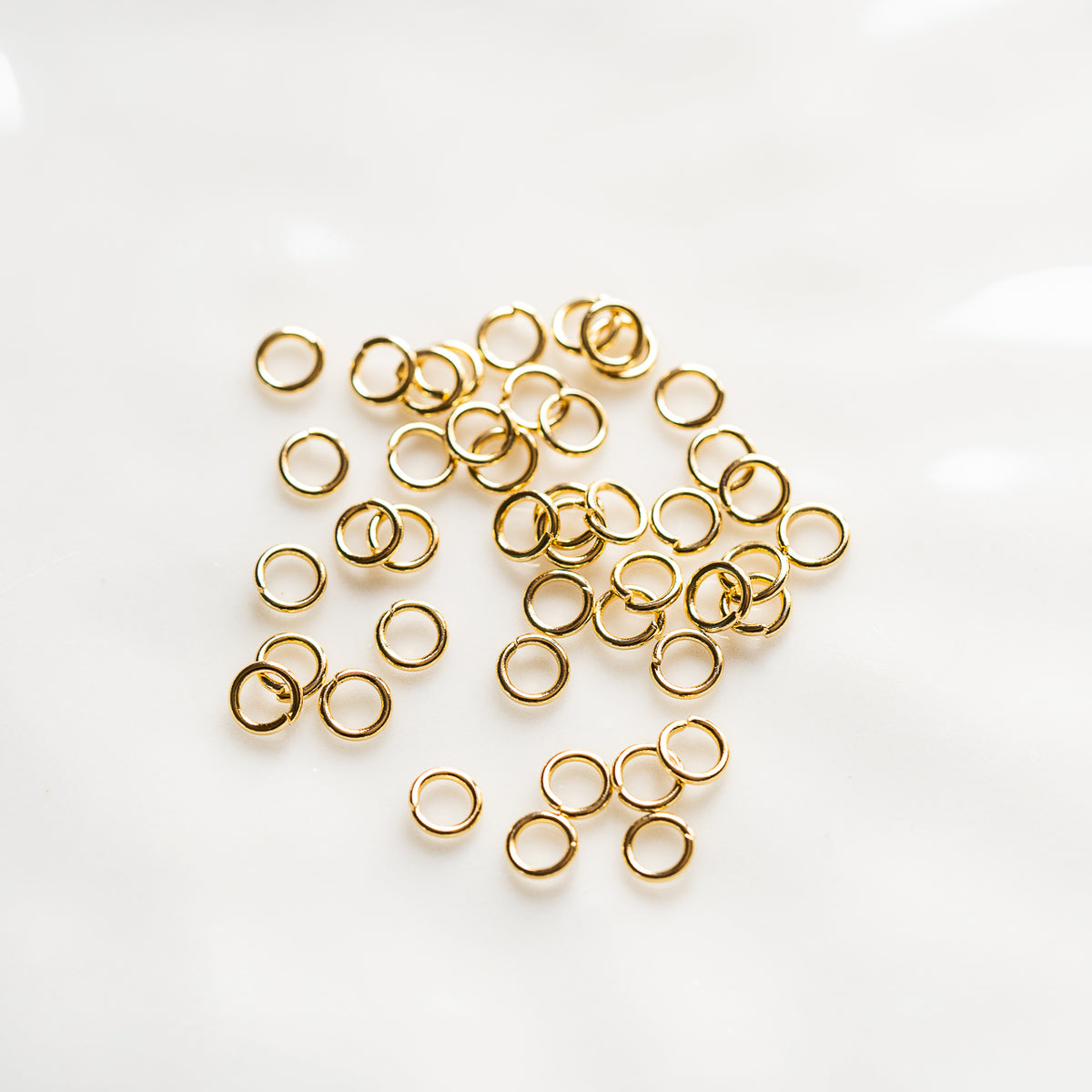 Anneaux de jonction ronds inox plaqués or 24k de 6 x 0,8 mm ( lot de 10 )