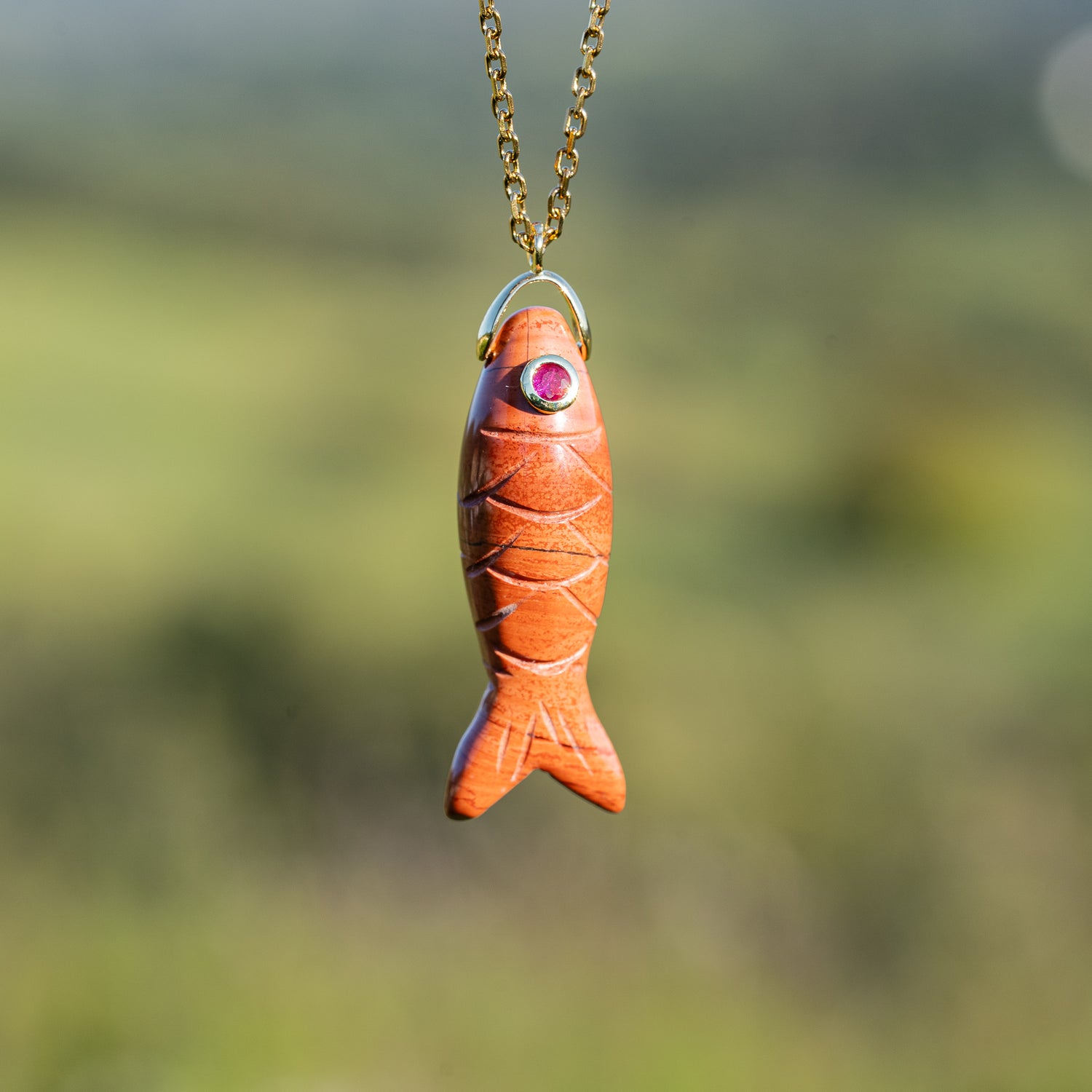 Pendentif poissons en Jaspe rouge, laiton et zirconium rose de 45 mm ( à l&
