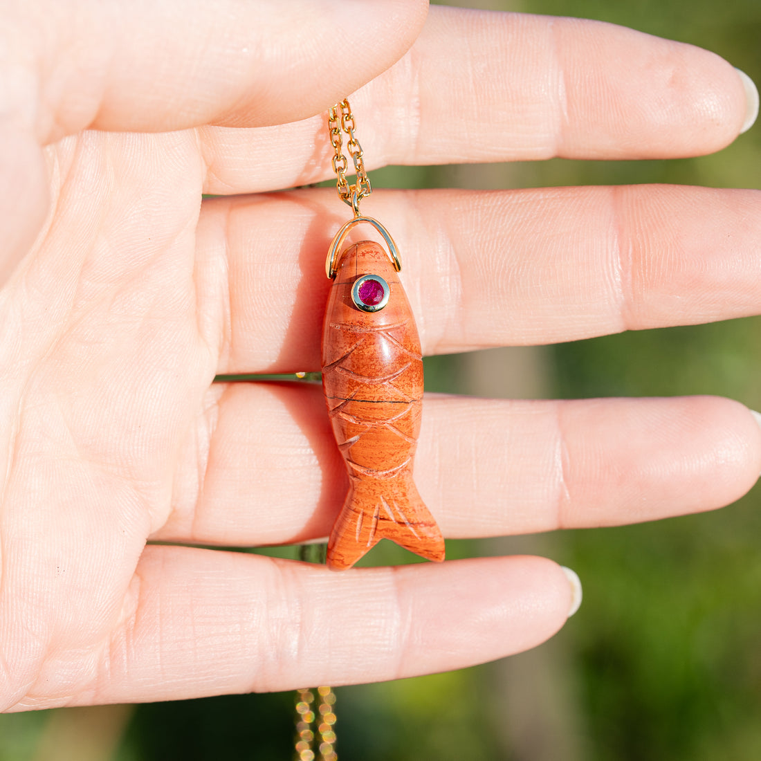 Pendentif poissons en Jaspe rouge, laiton et zirconium rose de 45 mm ( à l&