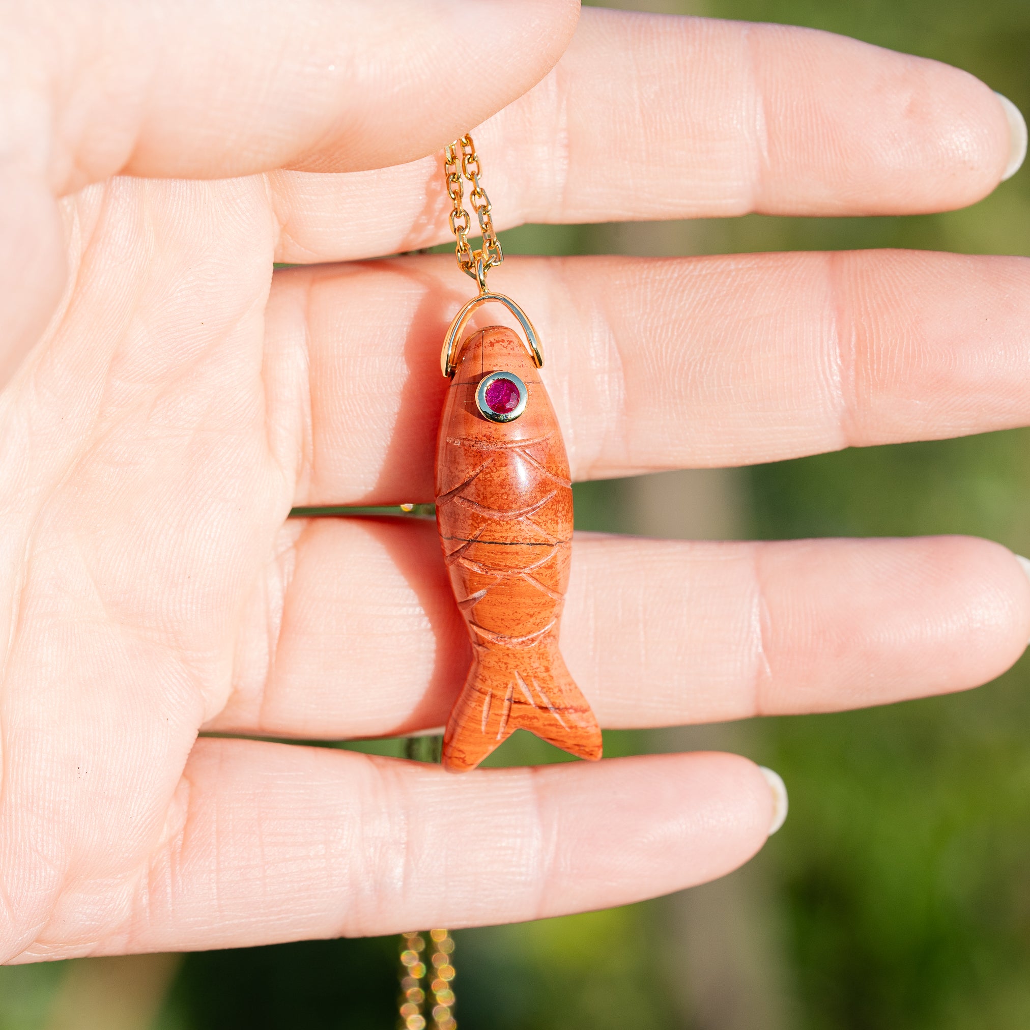 Pendentif poissons en Jaspe rouge, laiton et zirconium rose de 45 mm ( à l&