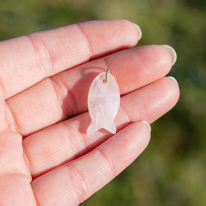 Pendentif poissons en Quartz rose avec anneau en inox plaqué or de 25 mm ( à l&