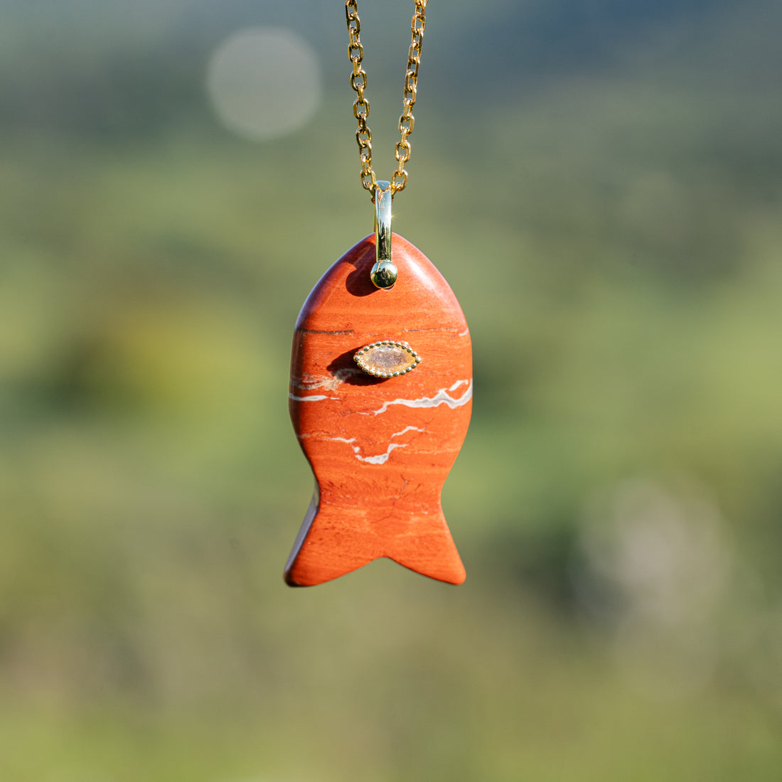 Pendentif poissons en Jaspe rouge, laiton et zirconium rose de 45 mm ( à l&