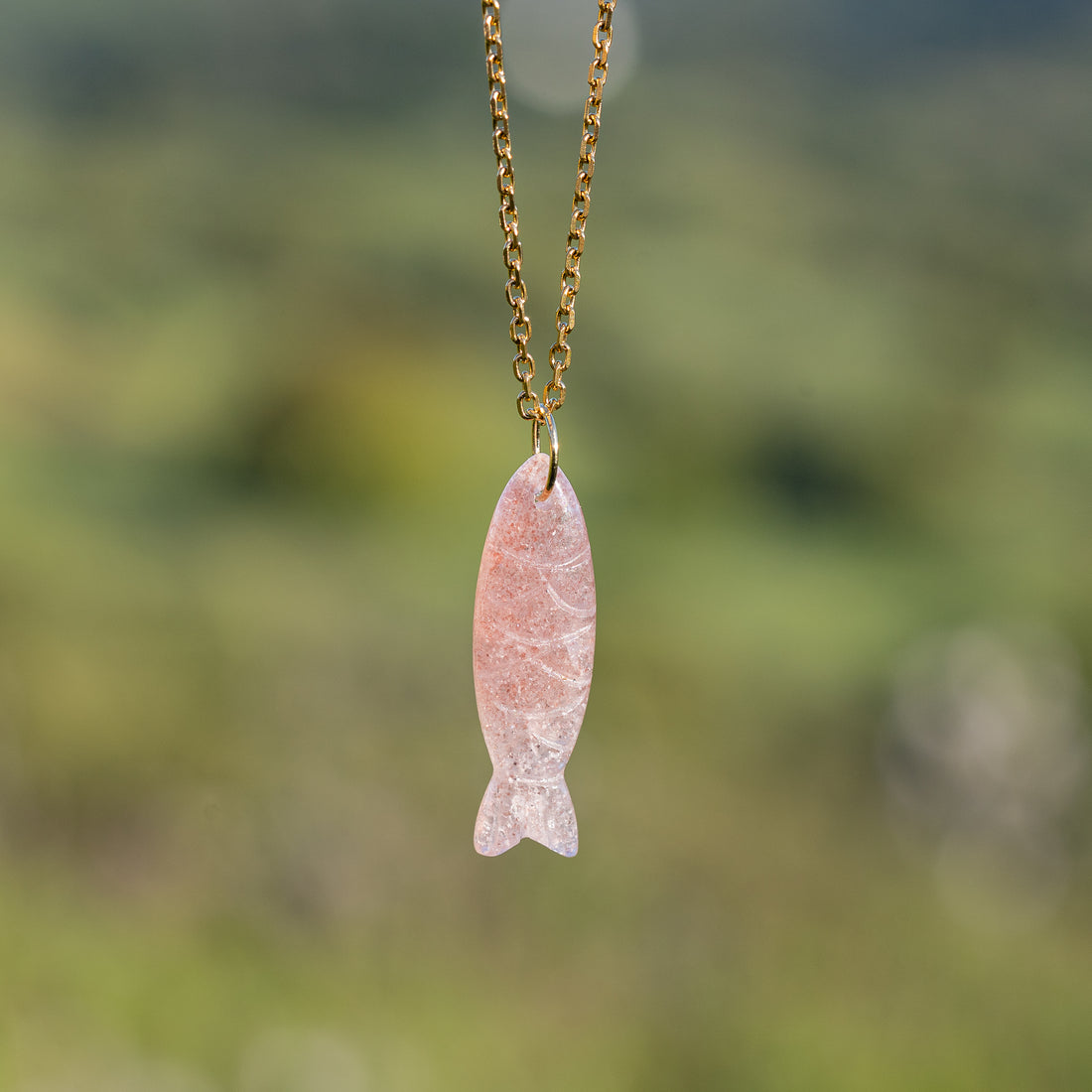 Pendentif poissons en Quartz fraise avec anneau en inox de 34 mm ( à l&