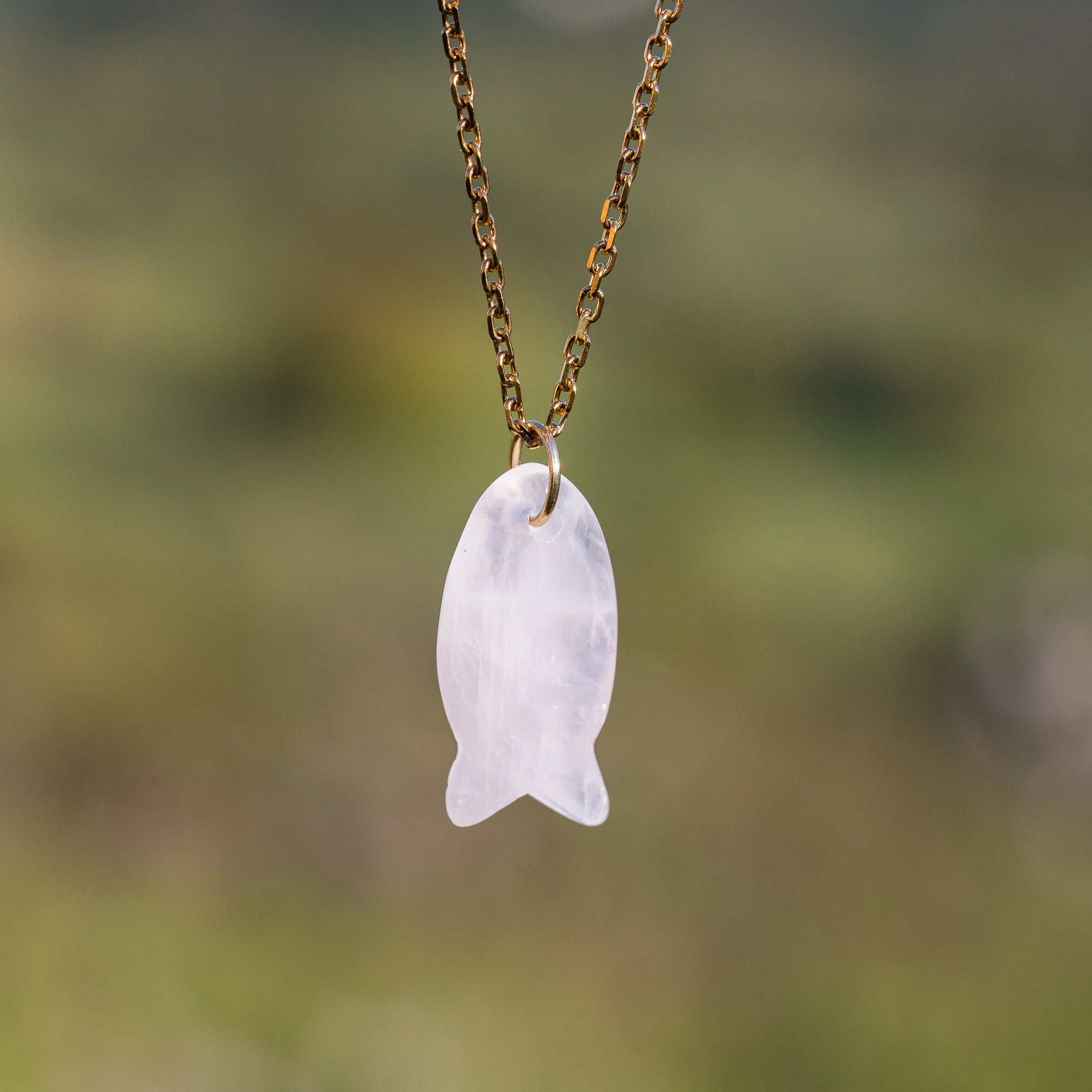 Pendentif poissons en Quartz rose avec anneau en inox plaqué or de 25 mm ( à l&