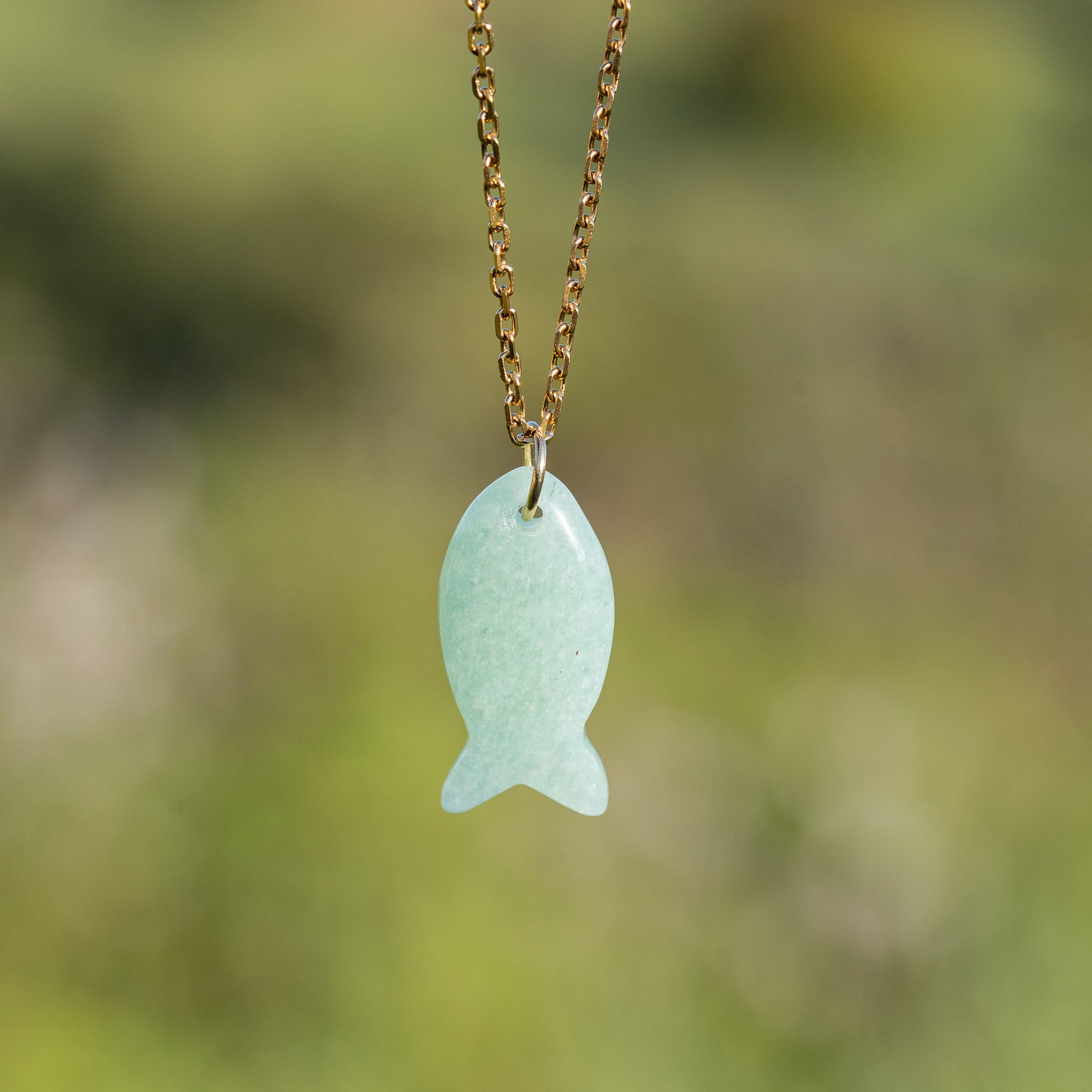 Pendentif poissons en Aventurine verte avec anneau en inox plaqué or de 25 mm ( à l&