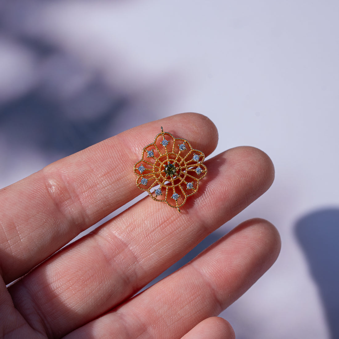 Breloque connecteur fleur en laiton plaqué or 18k et zirconium de 22,5 mm ( à l&