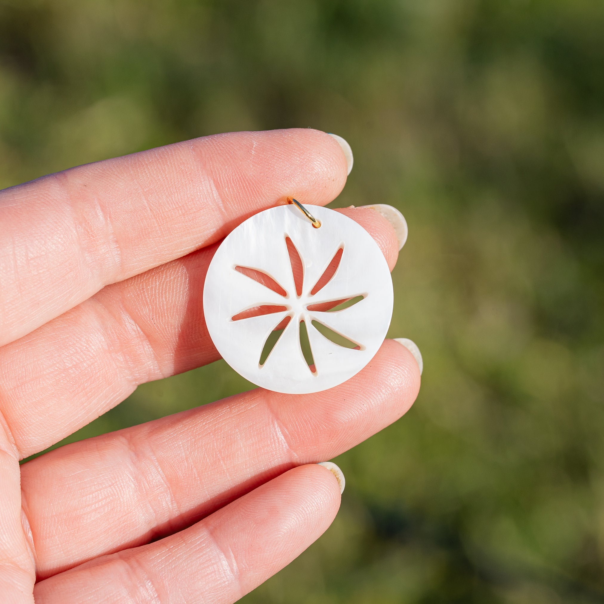 Breloques rondes découpées fleur en nacre de 30 mm ( à l&