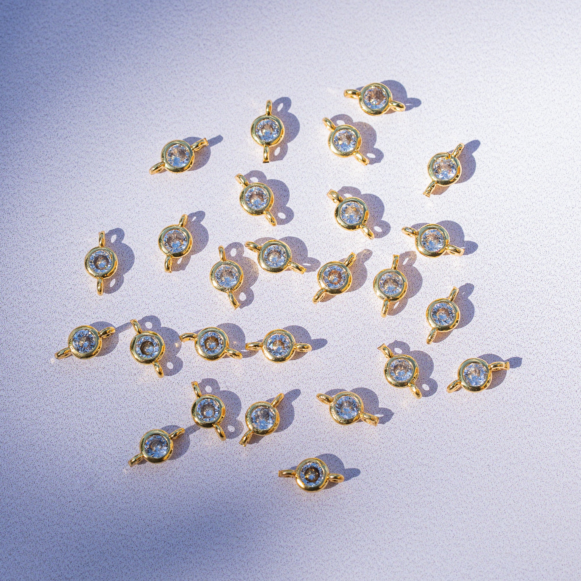 Connecteur rond en laiton plaqué or 18 k et zirconium de 8 mm ( à l&