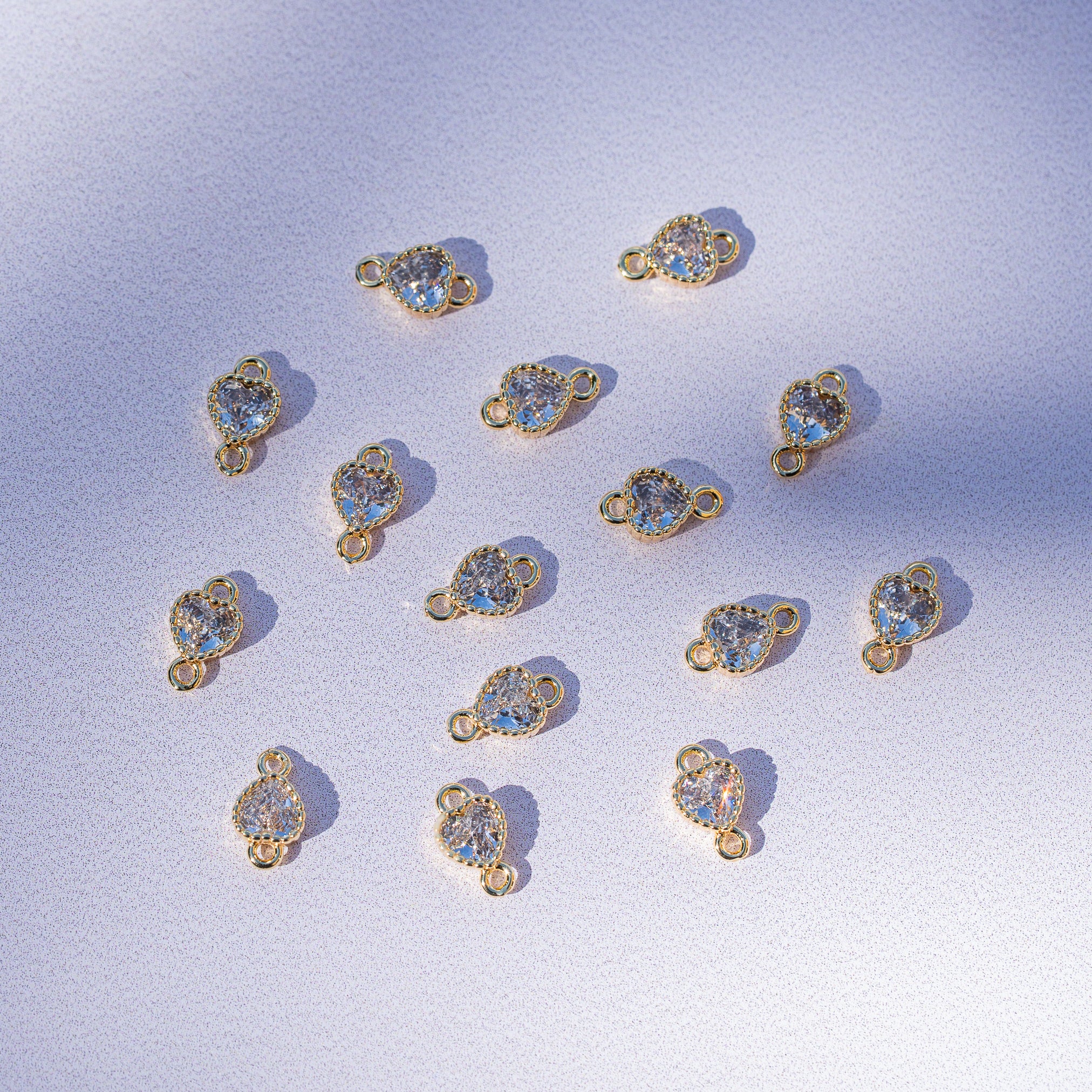 Connecteur coeur en laiton plaqué or 18 k et zirconium de 8 mm ( à l&