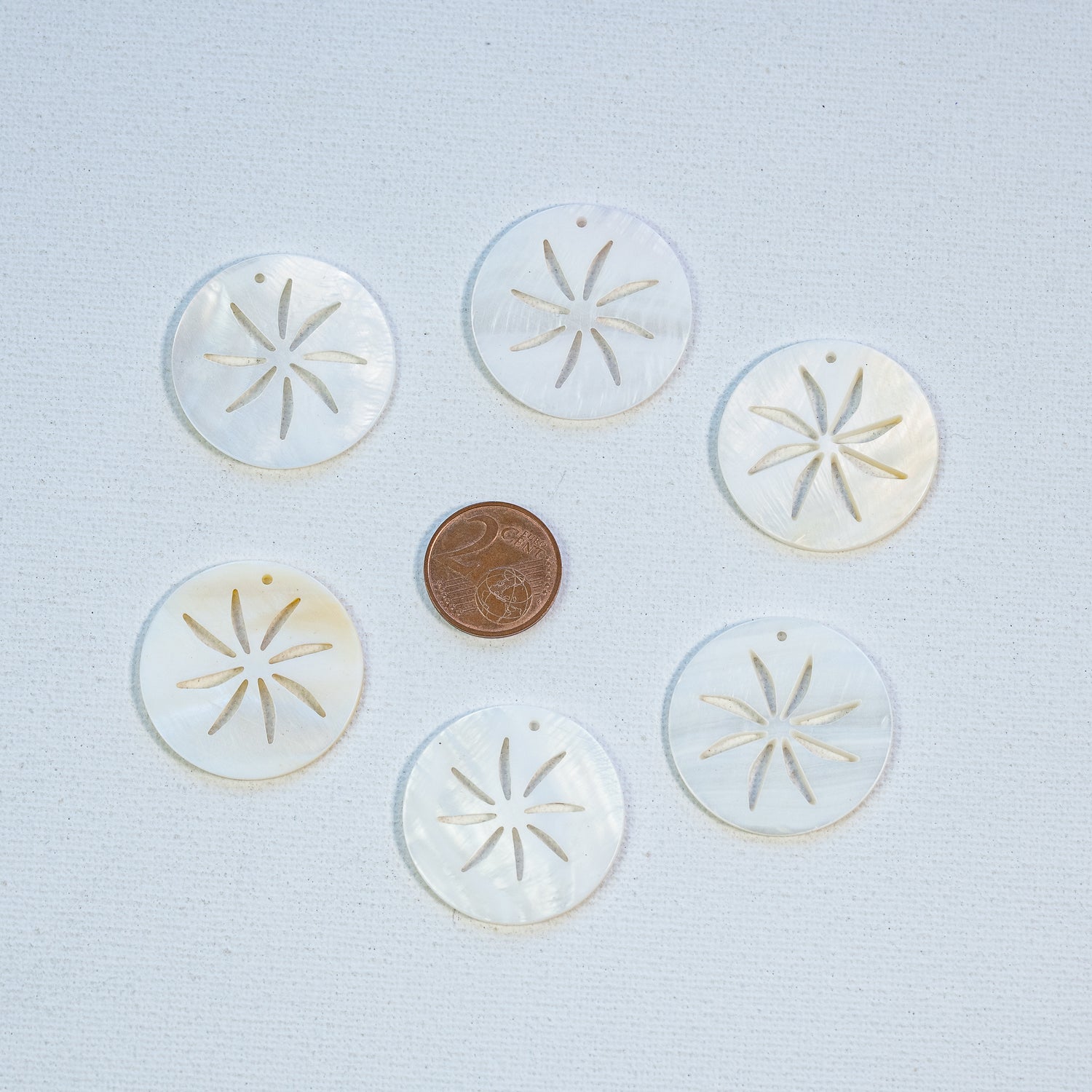 Breloques rondes découpées fleur en nacre de 30 mm ( à l&