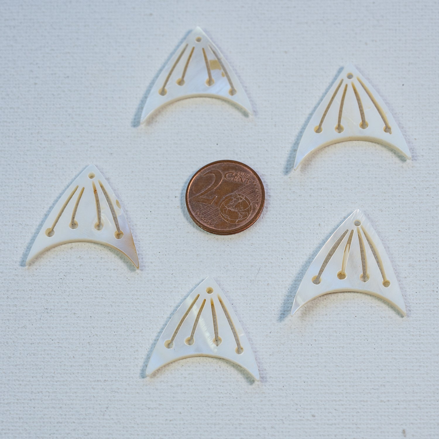 Breloques ajourées queue de poisson en nacre de 26 x 27 mm ( à l&