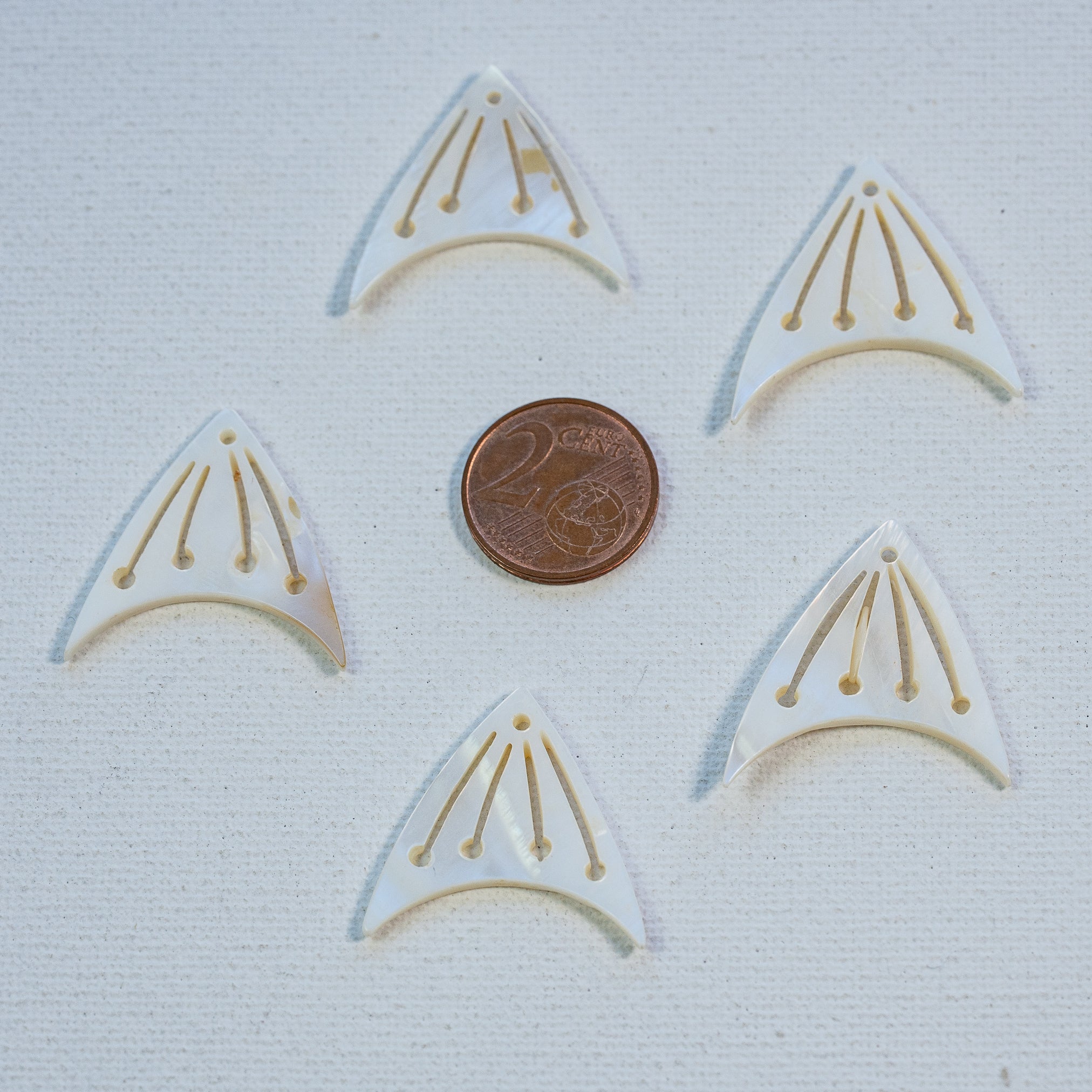 Breloques ajourées queue de poisson en nacre de 26 x 27 mm ( à l&