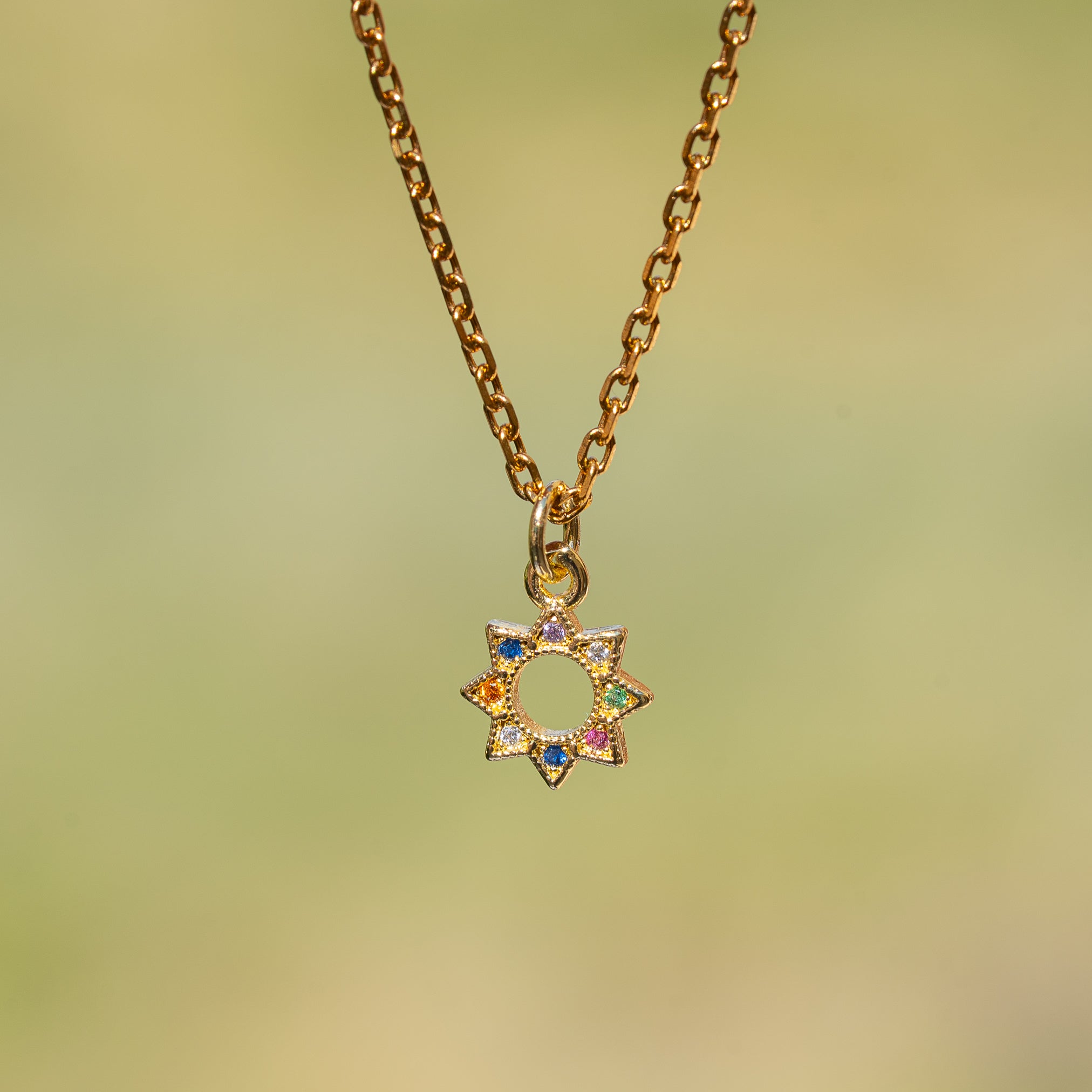 Breloques soleil en laiton plaqué or 18k et zirconium colorés de 12 mm ( à l&