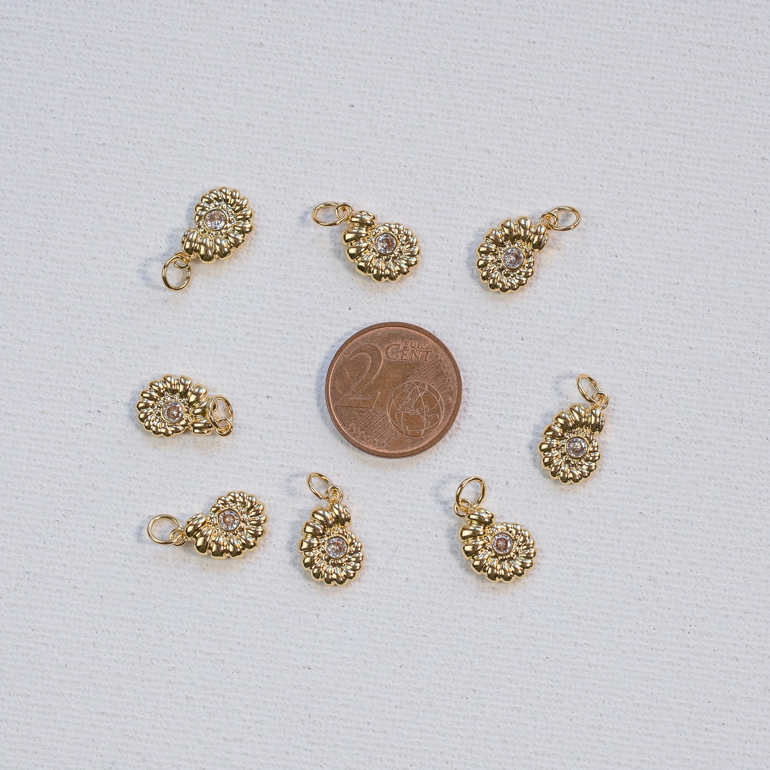 Breloques coquillages en laiton plaqué or 18k et zirconium de 13,5 mm ( à l&