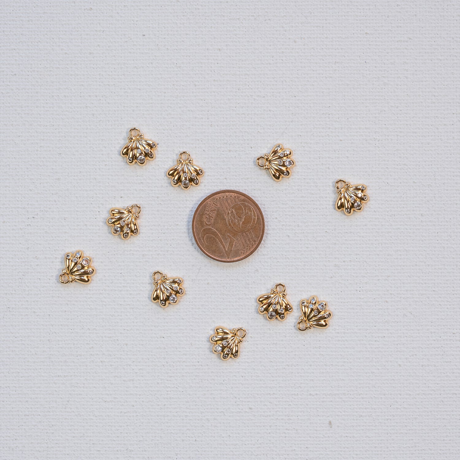 Petites breloques coquillages en laiton plaqué or 18k et zirconium de 10 mm ( à l&