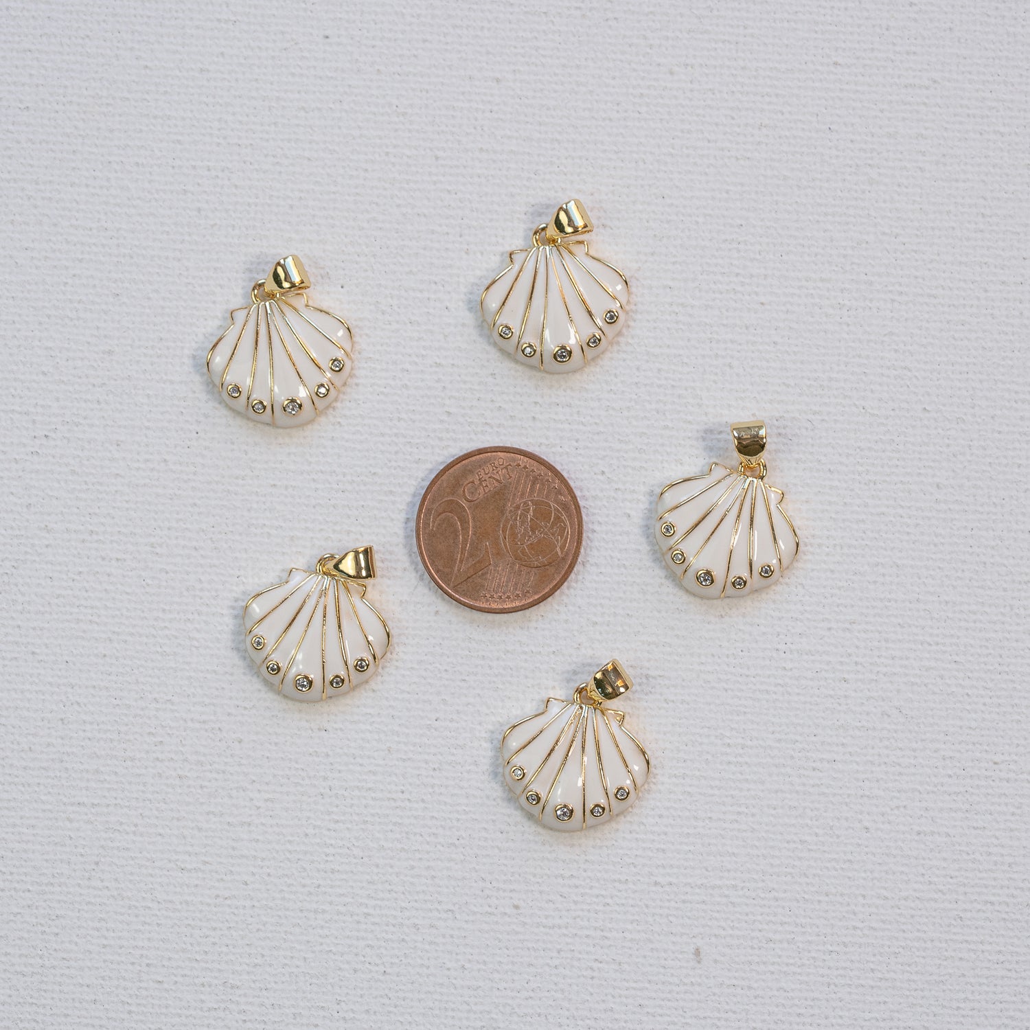 Breloques coquillages émaillées blanches en laiton plaqué or 18k et zirconium de 17 mm ( à l&