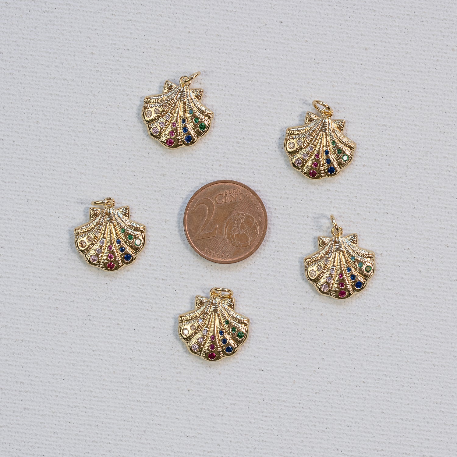 Breloques coquillages en laiton plaqué or 18k et zirconium colorés de 16,5 mm ( à l&
