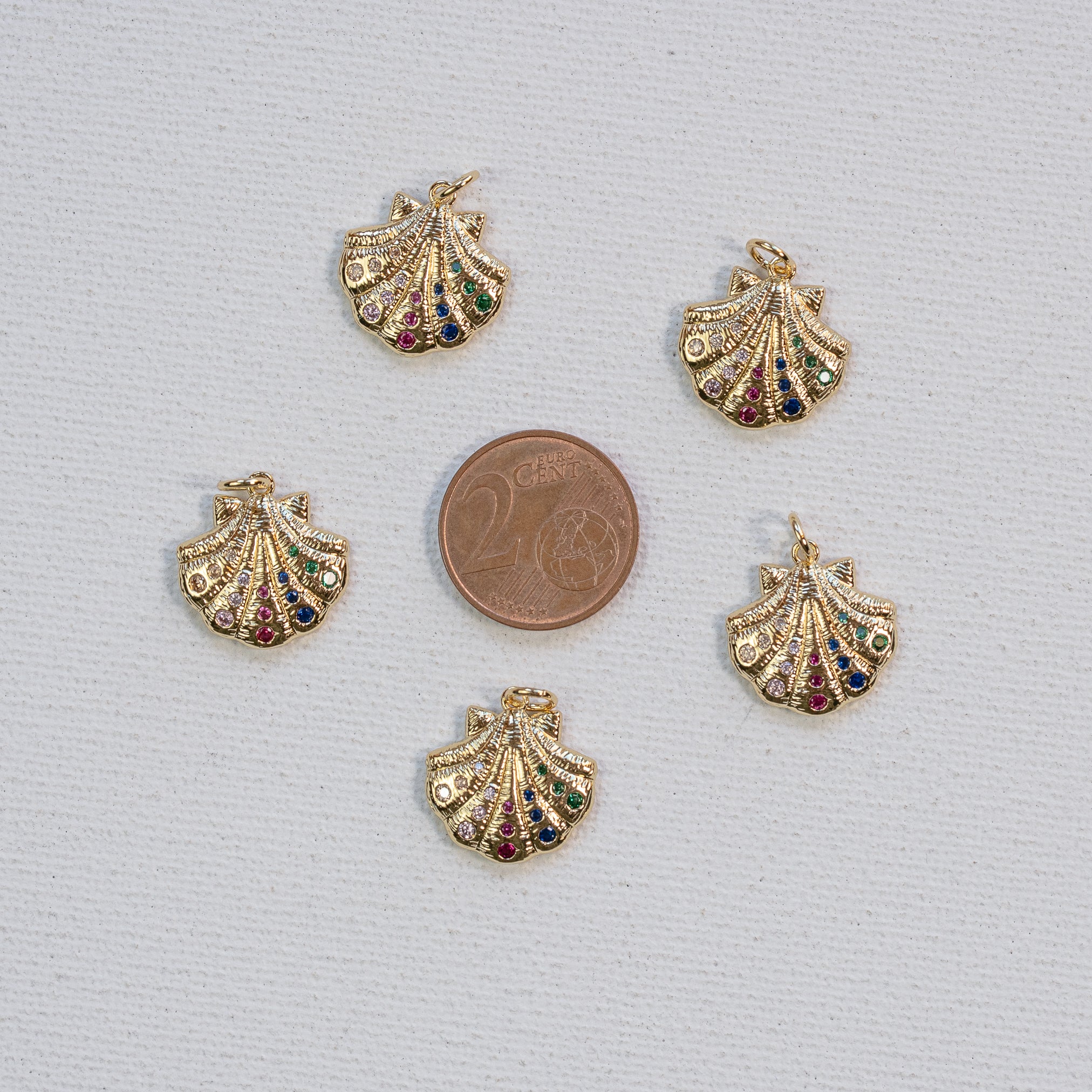 Breloques coquillages en laiton plaqué or 18k et zirconium colorés de 16,5 mm ( à l&