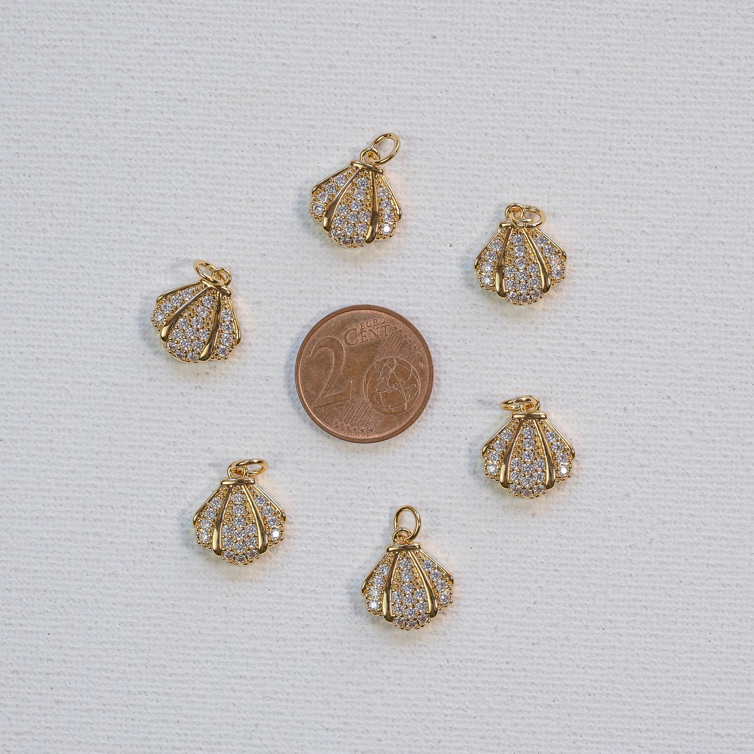 Breloques coquillages en laiton plaqué or 18k et zirconium de 14 mm ( à l&