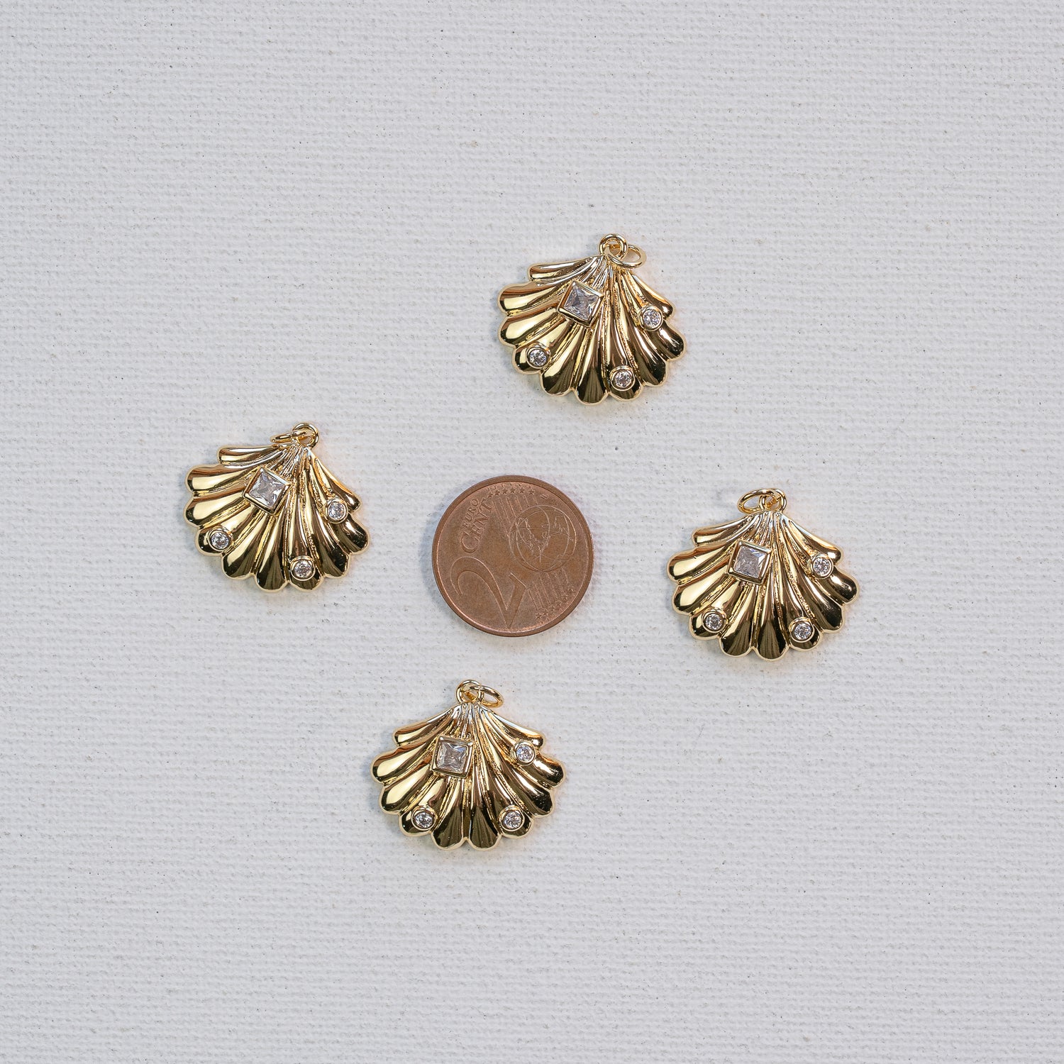 Breloques coquillages en laiton plaqué or et zirconium 18k de 20 x 23 mm ( à l&