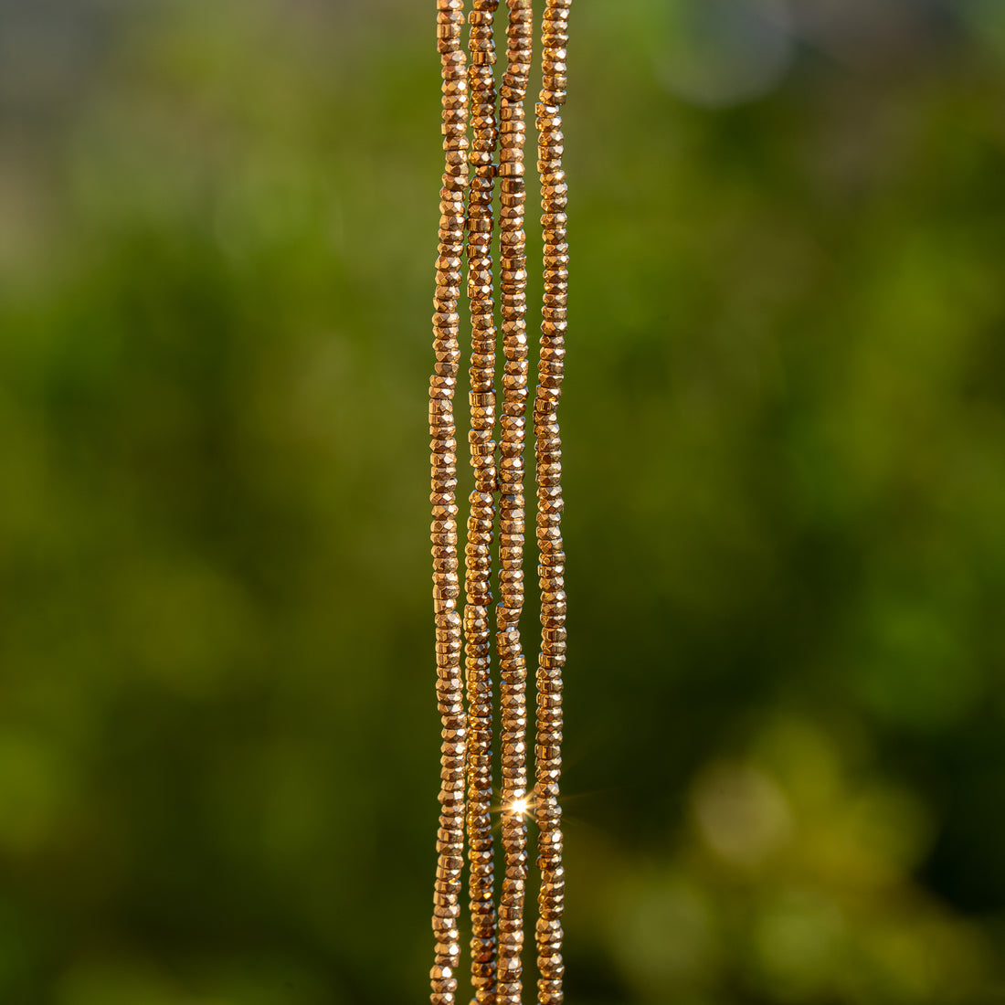 Perles rondelles facettes Hématite synthétique plaqué or 24k de 2 x 1 mm ( rang de env 380 perles )