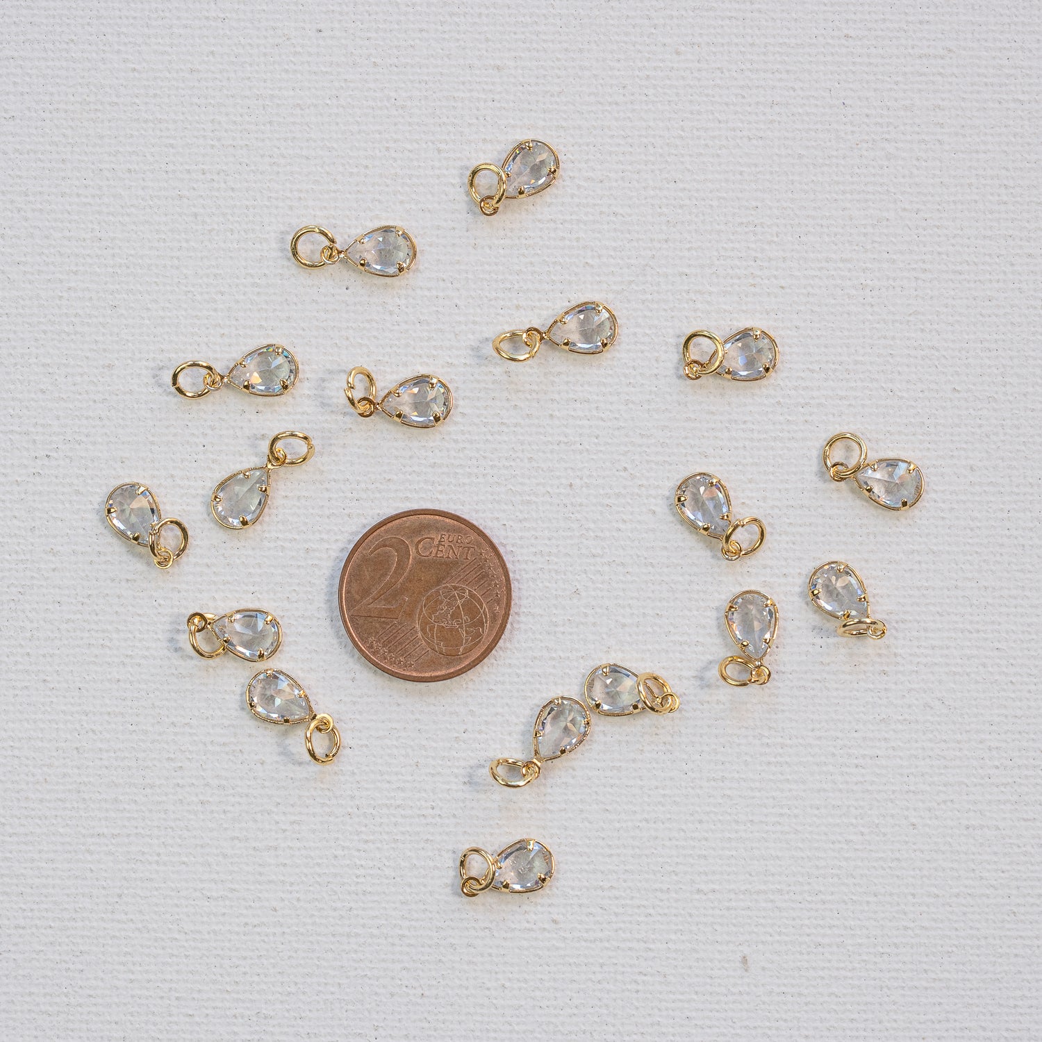 Petites breloques gouttes en laiton plaqué or et zirconium 18k de 10 mm ( à l&