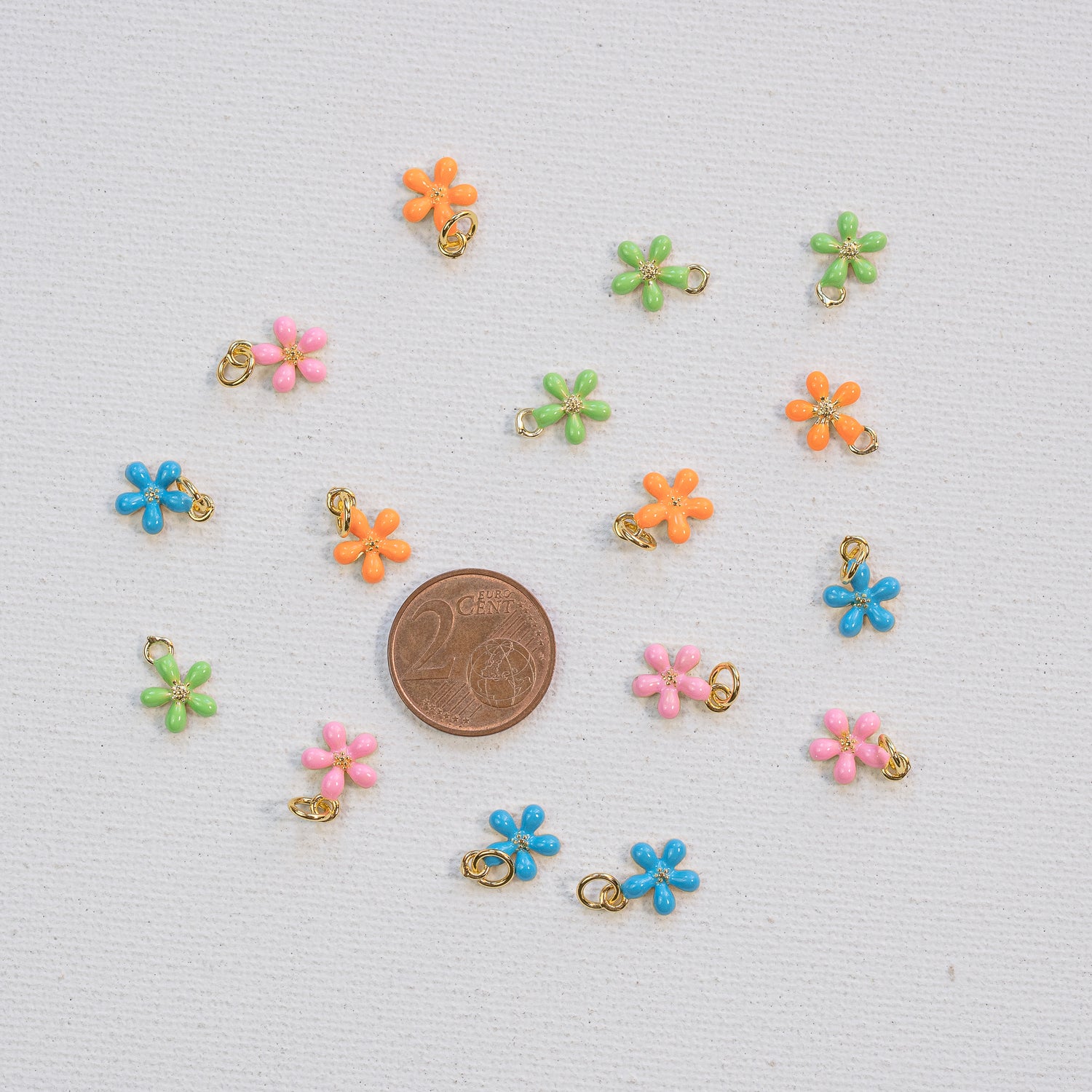 Petites breloques fleurs émaillées en laiton plaqué or 18k de 11,5 mm au choix ( à l&