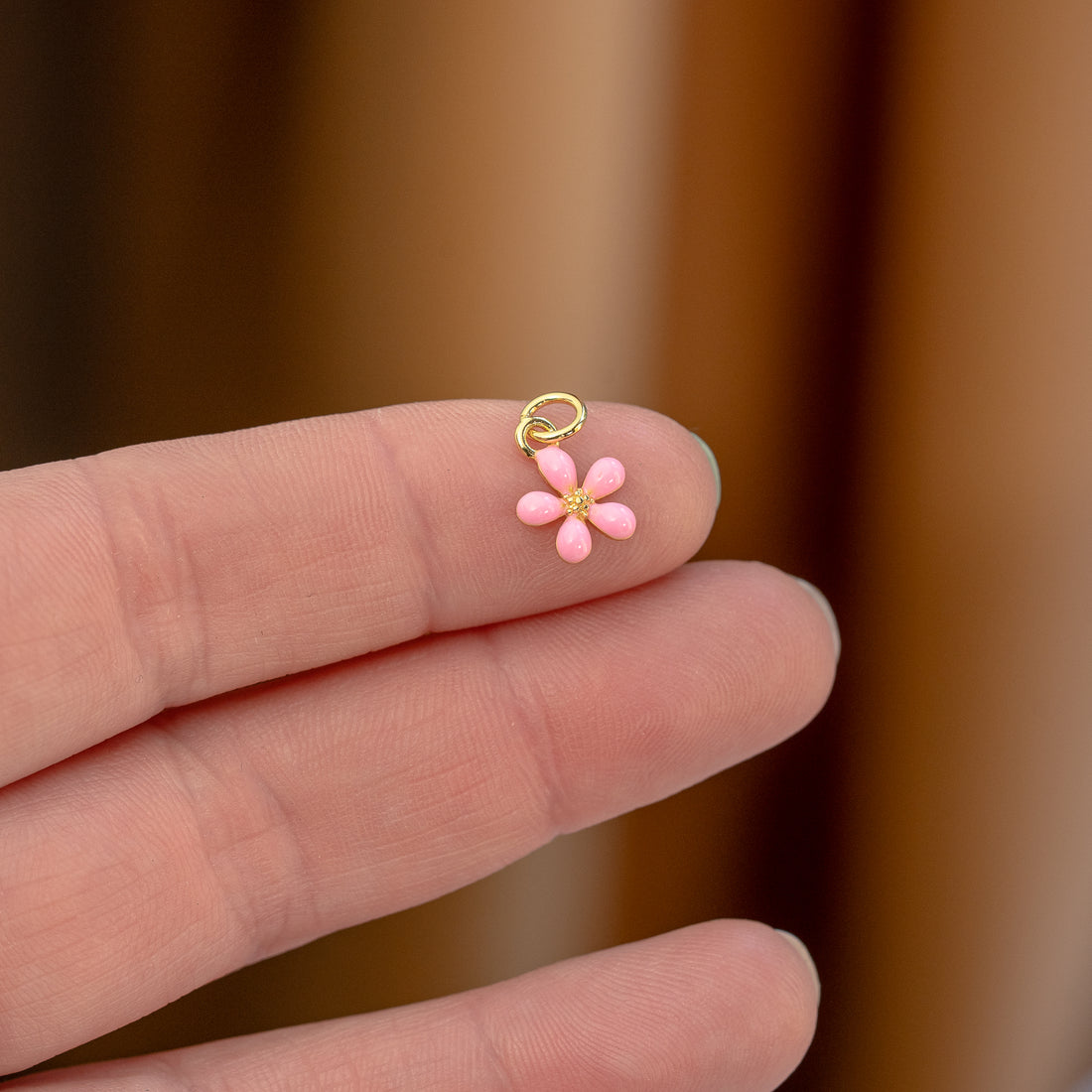 Petites breloques fleurs émaillées en laiton plaqué or 18k de 11,5 mm au choix ( à l&