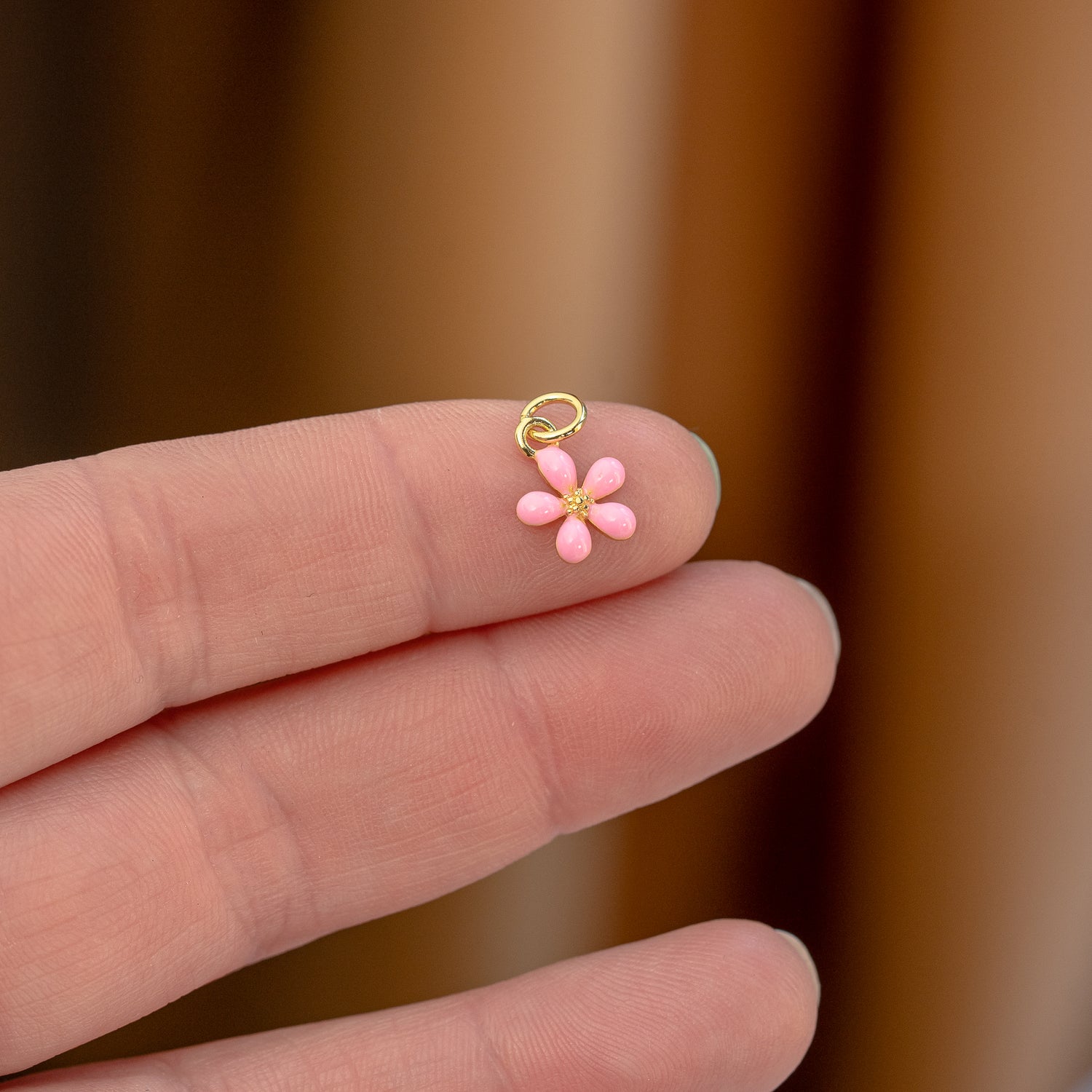Petites breloques fleurs émaillées en laiton plaqué or 18k de 11,5 mm au choix ( à l&