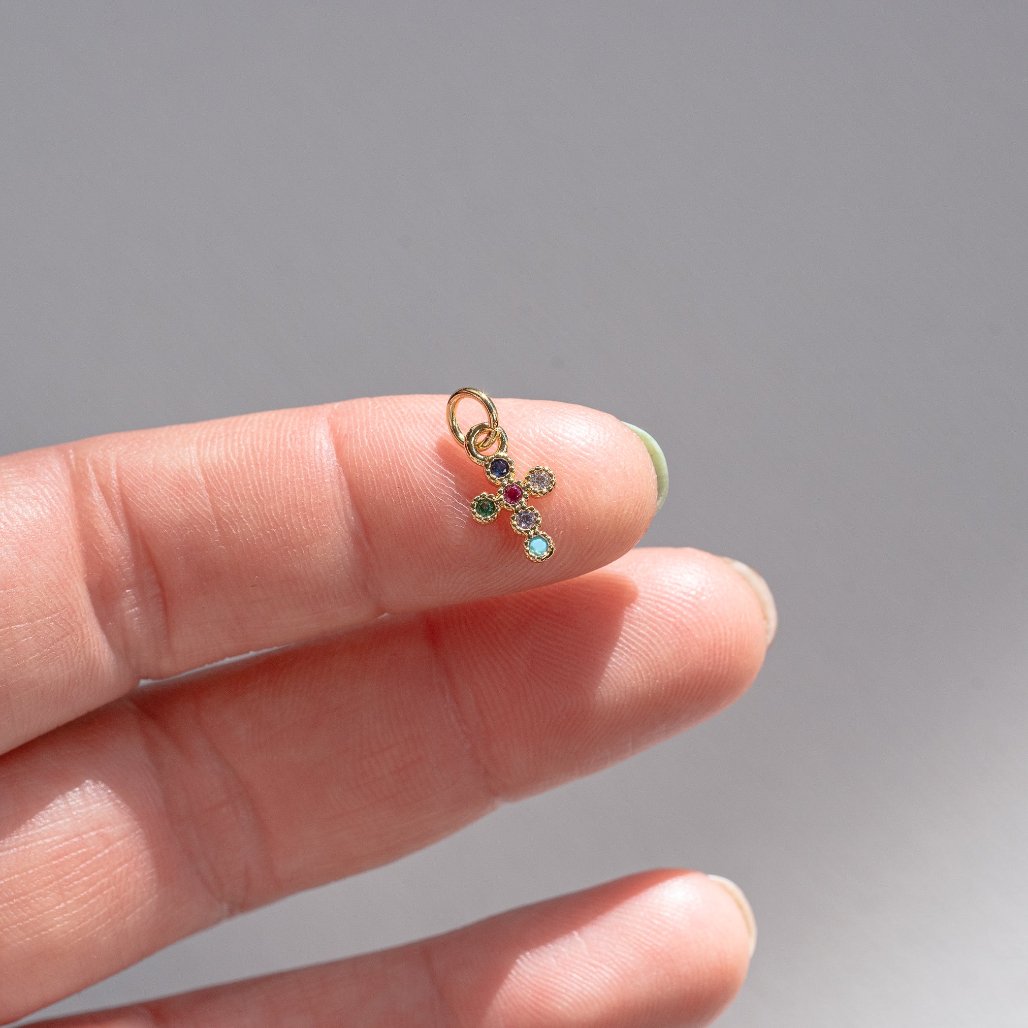 Petites breloques croix en laiton plaqué or et zirconium 18k de 12 mm ( à l&