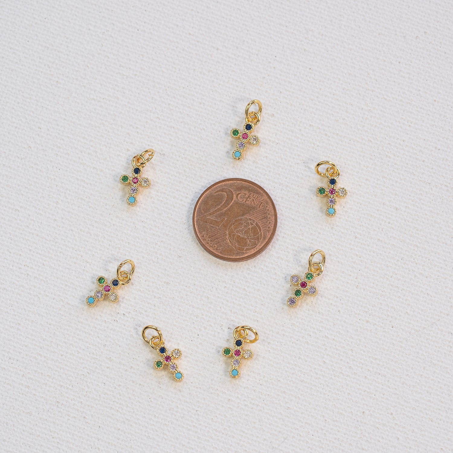 Petites breloques croix en laiton plaqué or et zirconium 18k de 12 mm ( à l&