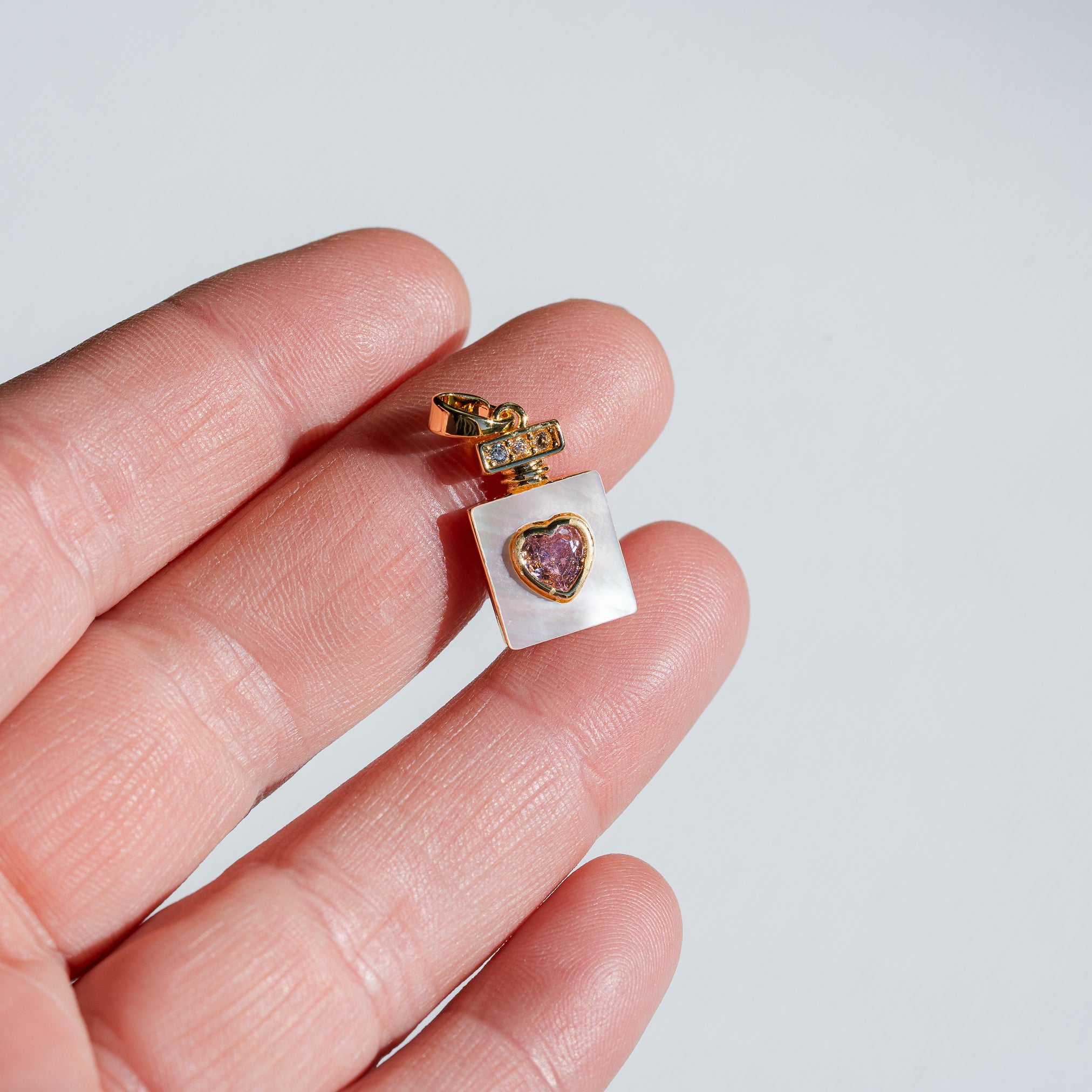 Breloques rectangle/flacon en nacre, laiton plaqué or 18k et ♡ zirconium rose de 18 mm ( à l&